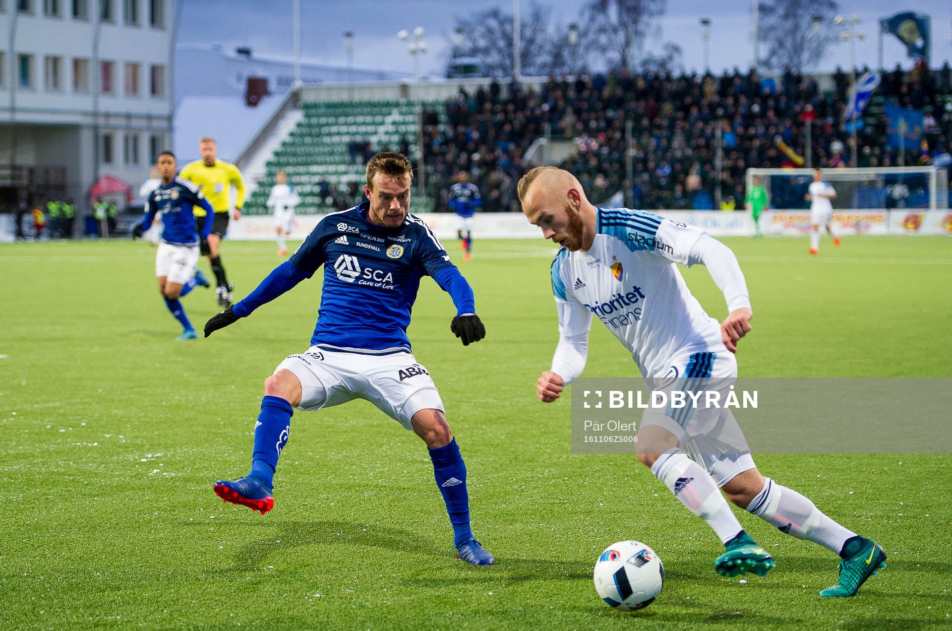 Djurgårdens Magnus Eriksson i närkamp mot Sundsvalls Eric