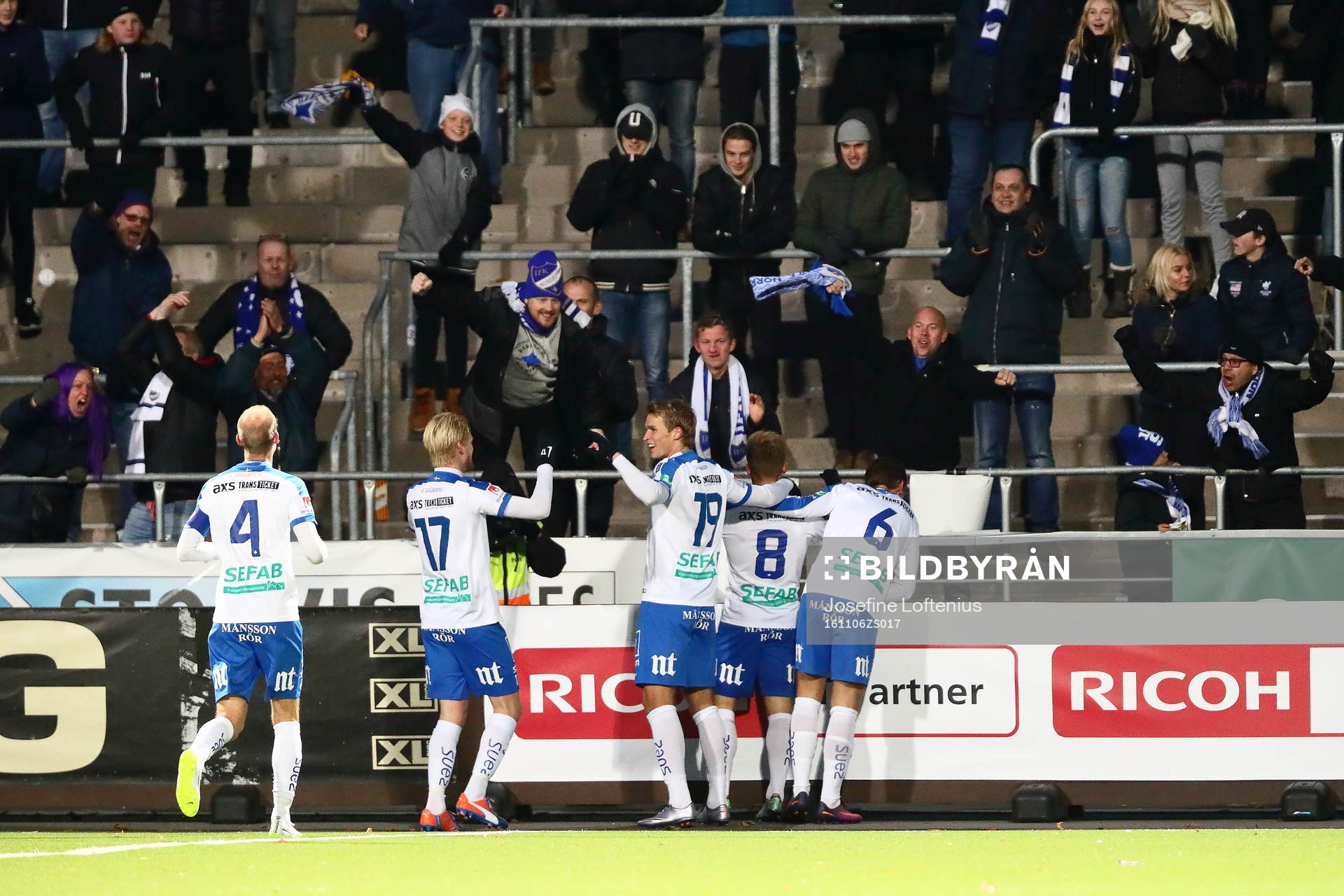 Norrköpings spelare jublar med sina supportrar