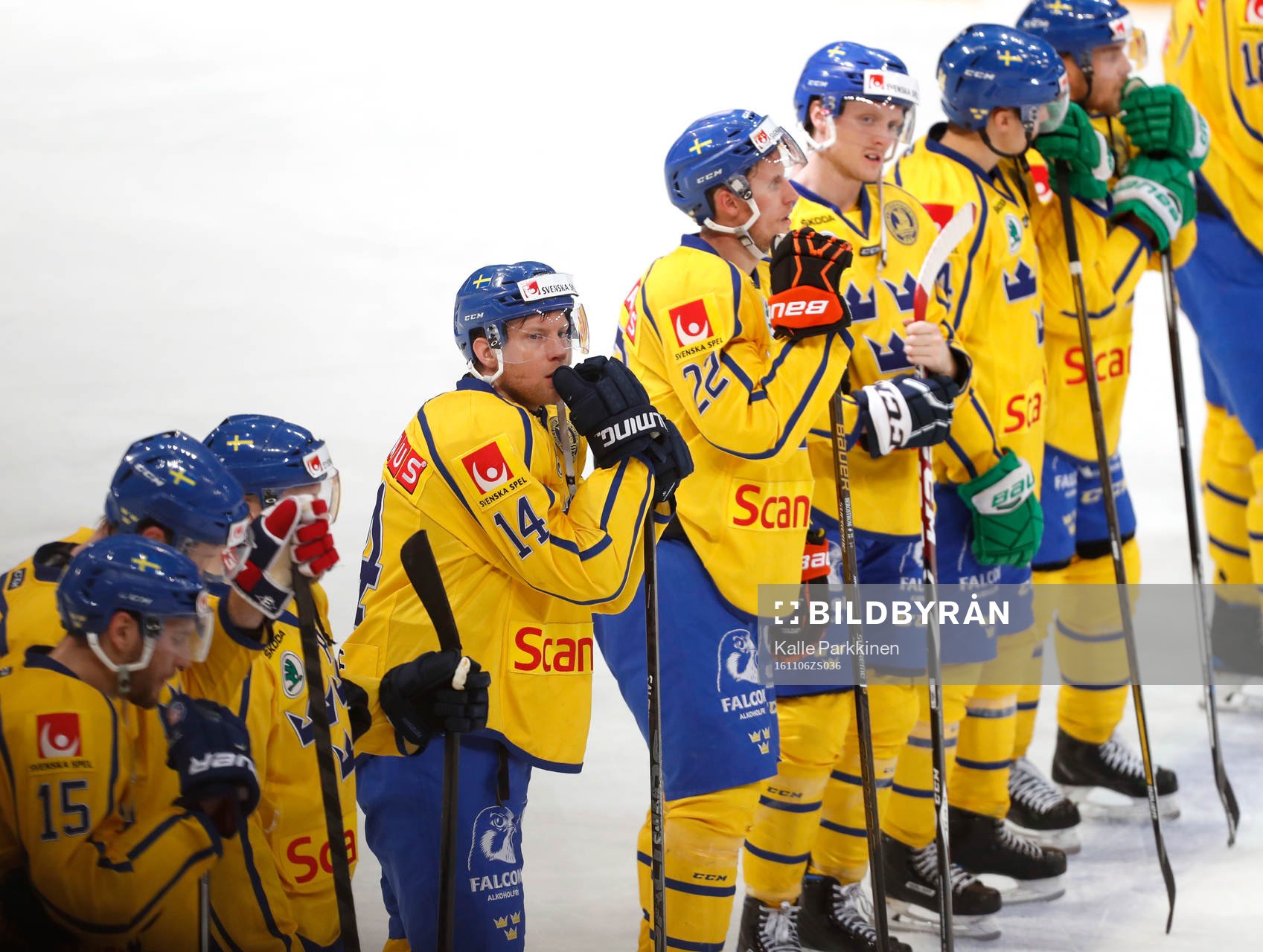 Sweden¥s Richard Gynge and Sweden¥s team