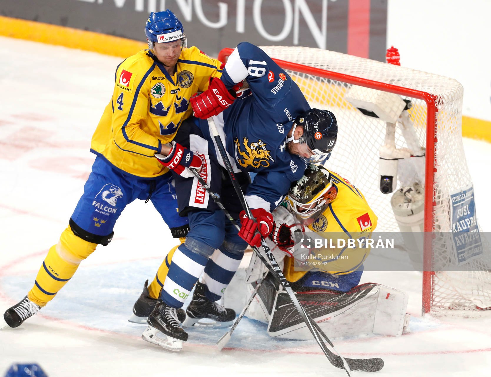 Sweden¥s Staffan Kronwall, Finland¥s Jesse Joensuu  and