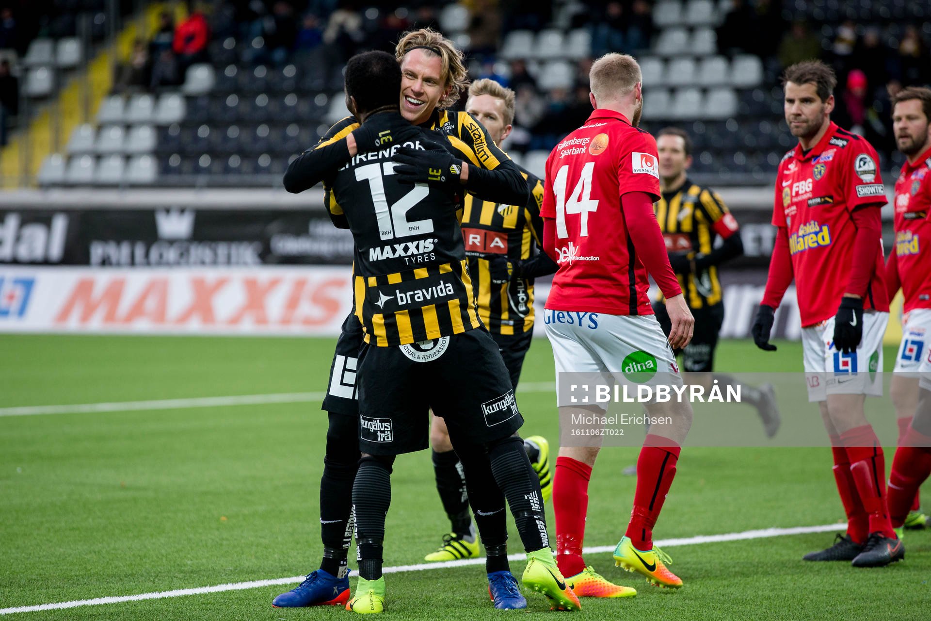 Häckens Rasmus Schuller jublar ihop med Mohammed Abubakari