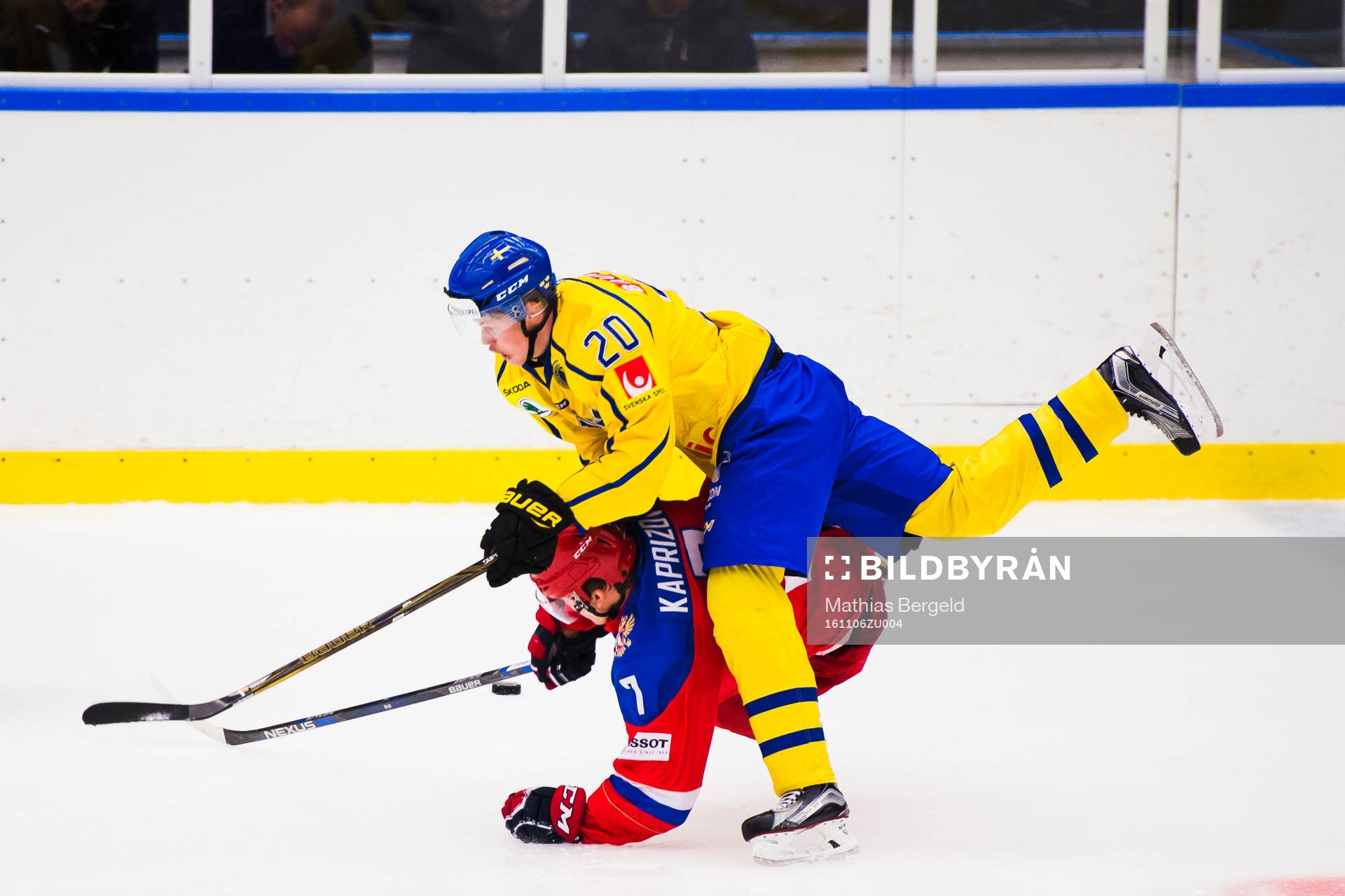 Sveriges Fredrik Karlström tacklar Rysslands Kirill