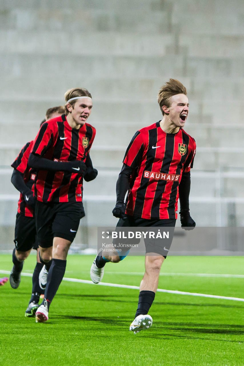 Brommapojkarnas Jakob Ortmark jublar med Viktor Gyökeres