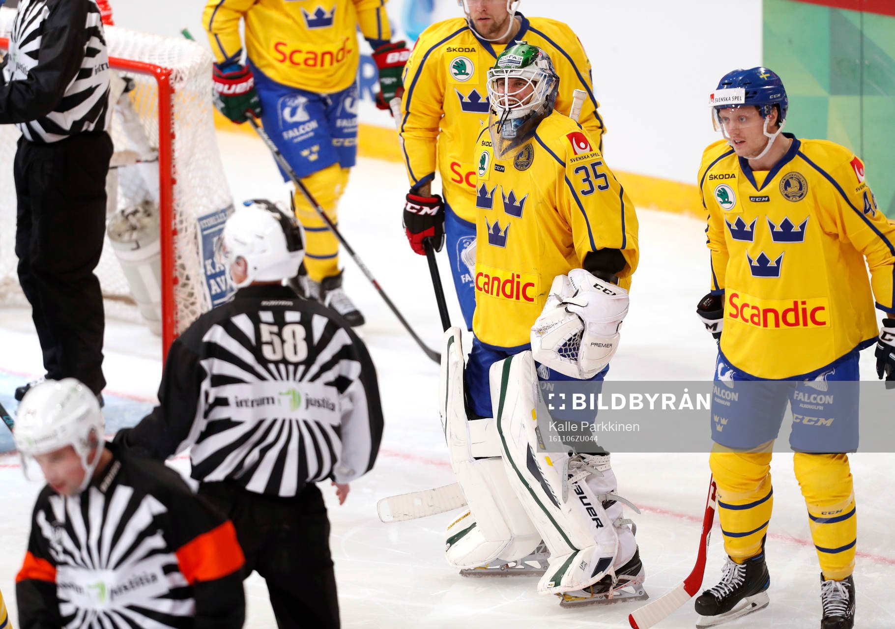 Sweden¥s goalie Niklas Svedberg and Sweden¥s Carl