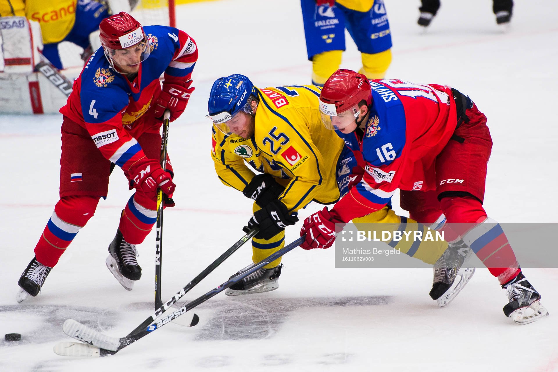Nikita Makeev och Igor Shvyrev i kamp om pucken med