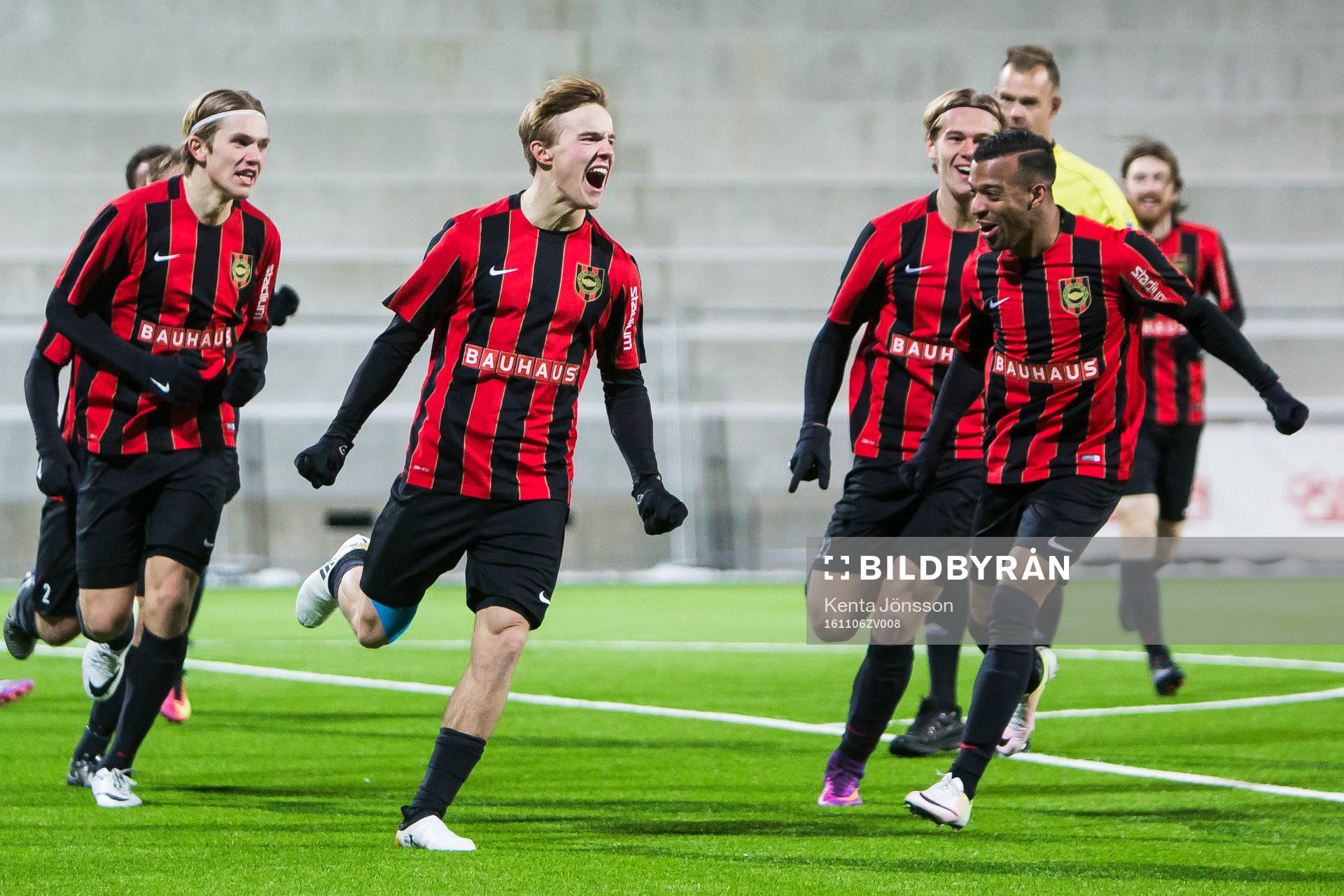 Brommapojkarnas Jakob Ortmark jublar med Joel Qviberg och