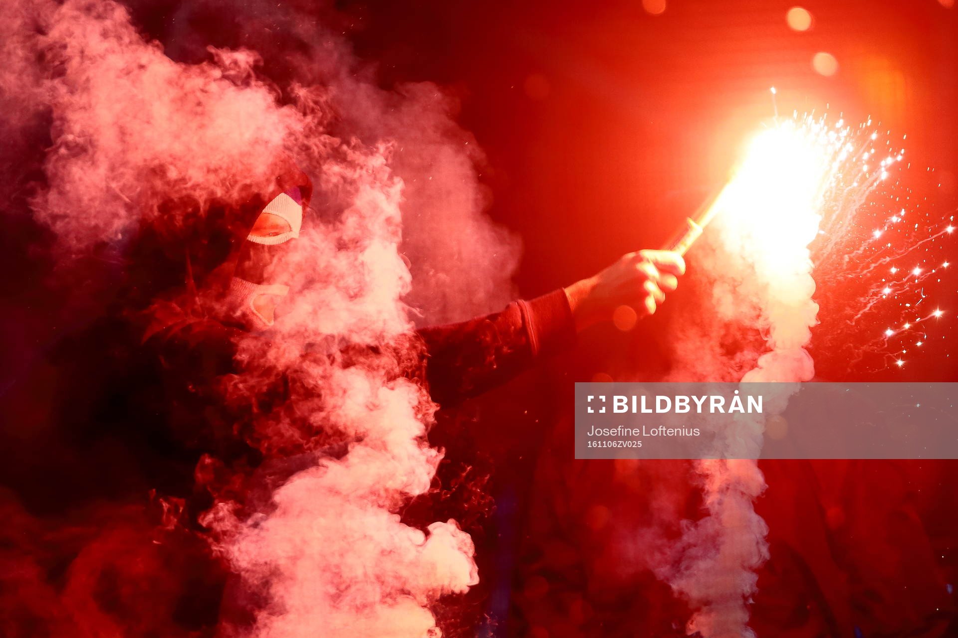 IFK Göteborgssupporter med bengal