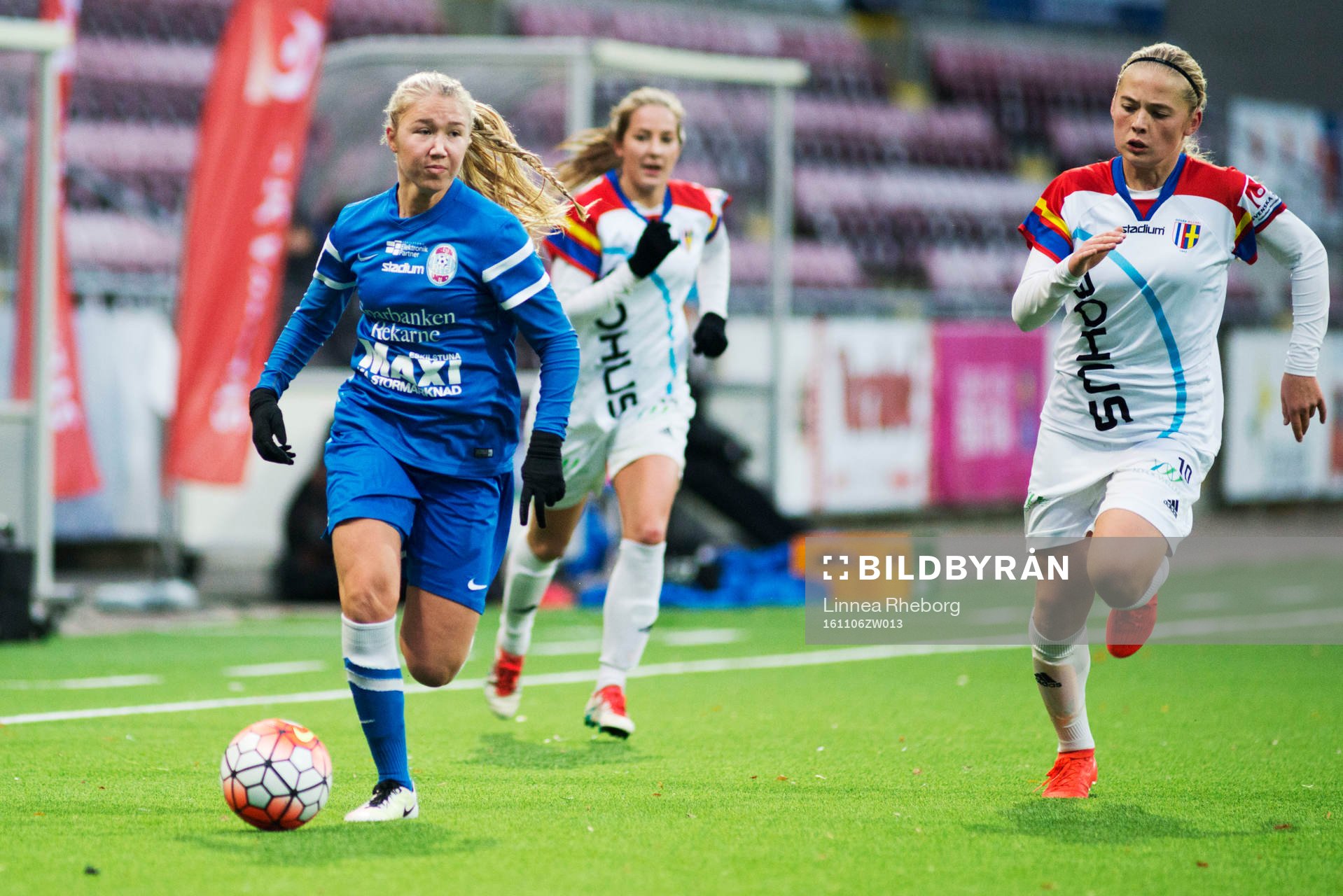 Eskilstunas Cajsa Åkerberg och Hovås Billdals Sofie Ask och Paulina Nyström under finalen i Svenska Spel F19 mellan Hovås Billdal och Eskilstuna United den 6 november 2016 i Eskilstuna.