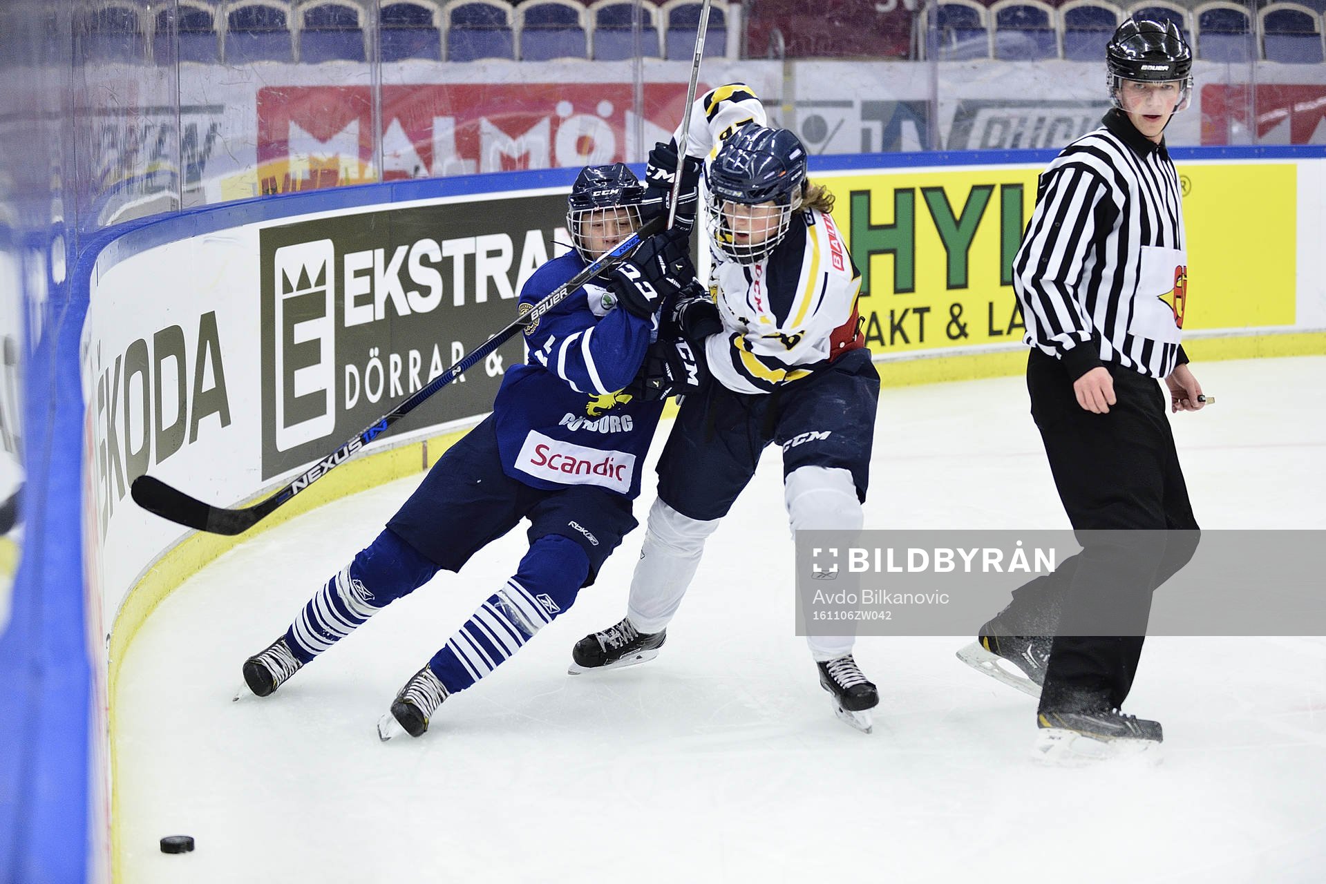 Göteborgs Lucas Raymond kämpar mot en av Ångermanlands
