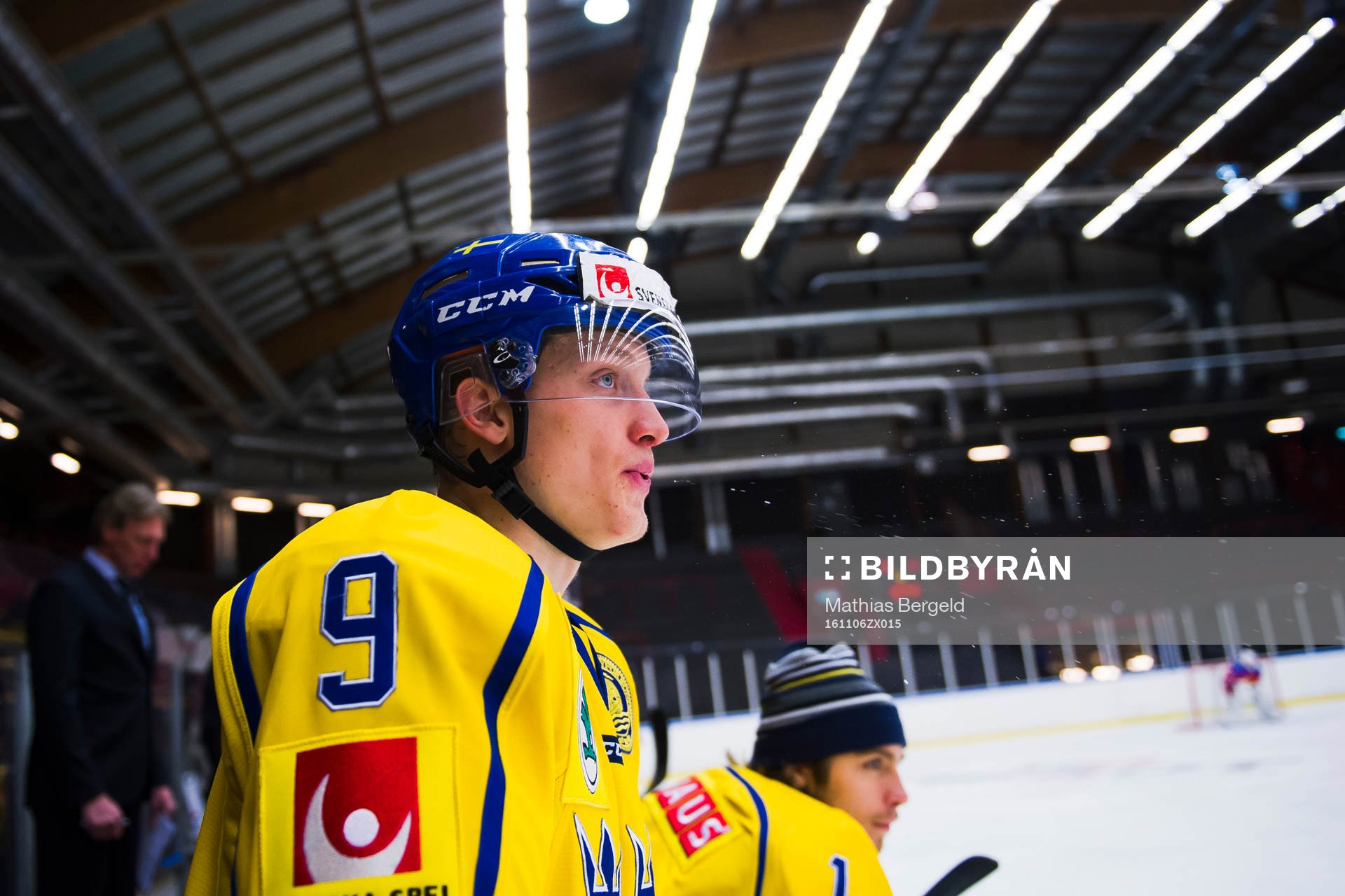 Sveriges Gabriel Karlsson spottar i avbytarbåset