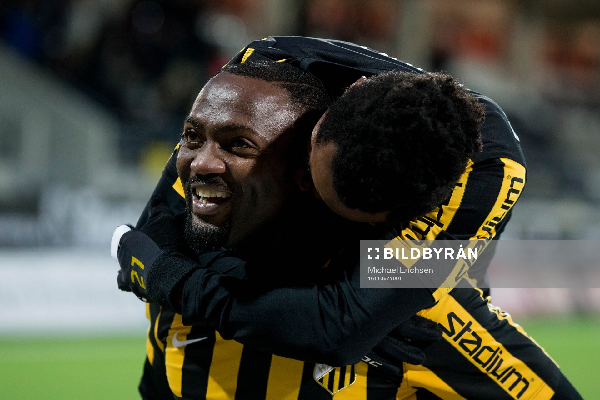 Häckens John Owoeri jublar med Nasiru Mohammed efter att John Owoeri gjort 7-0 under fotbollsmatchen i Allsvenskan mellan Häcken och Falkenberg den 6 november 2016 i Göteborg.