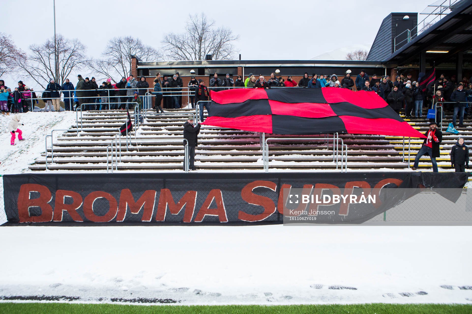 Brommapojkarnas supportrar med en överheadflagga