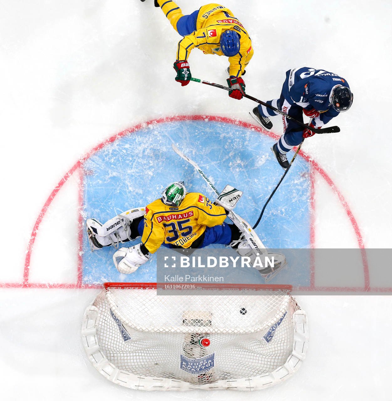 Sweden¥s Henrik Tömmernes and Sweden¥s goalie Niklas