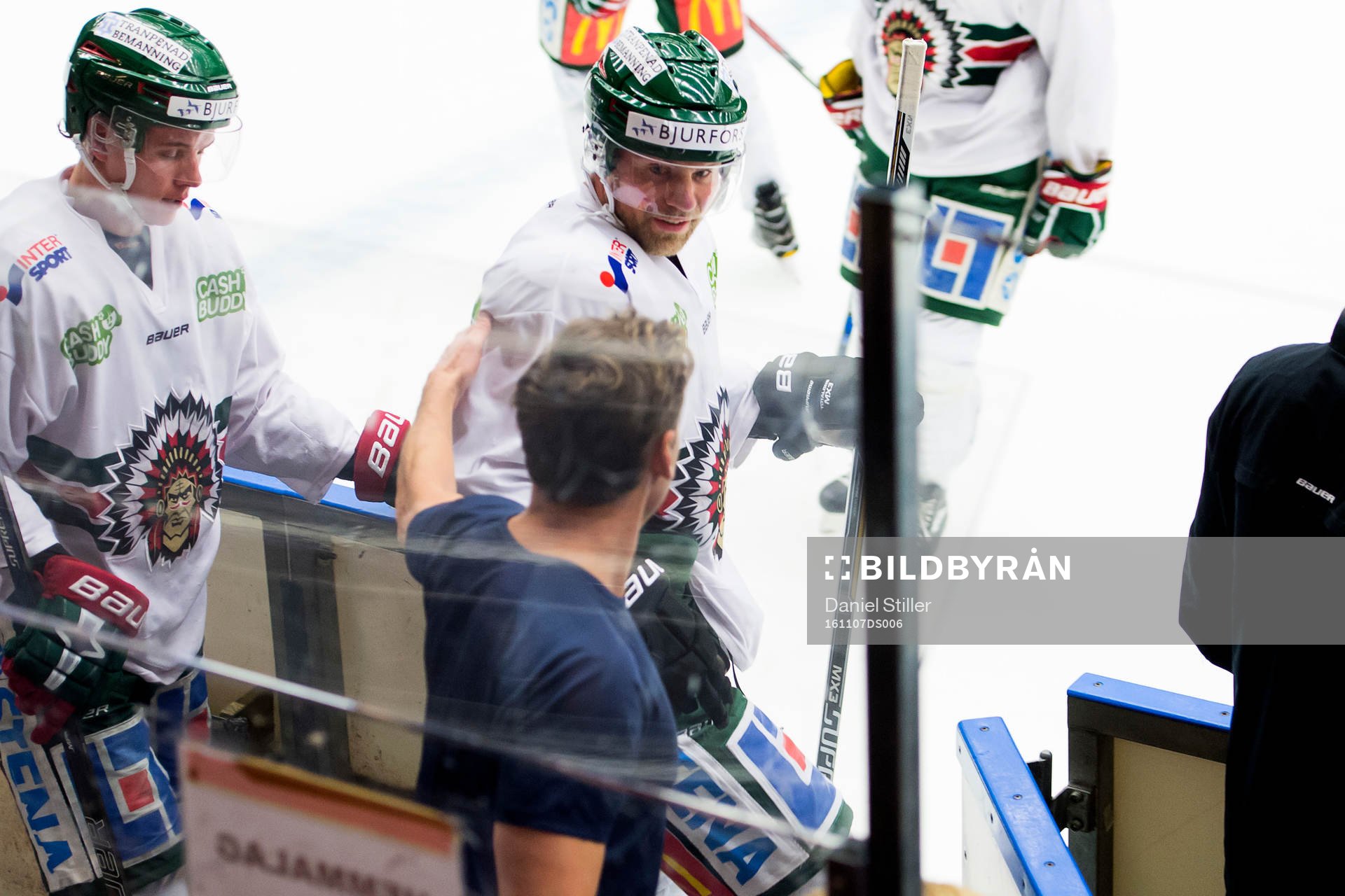 Före detta Frölundaspelare Magnus Kahnberg klappar om