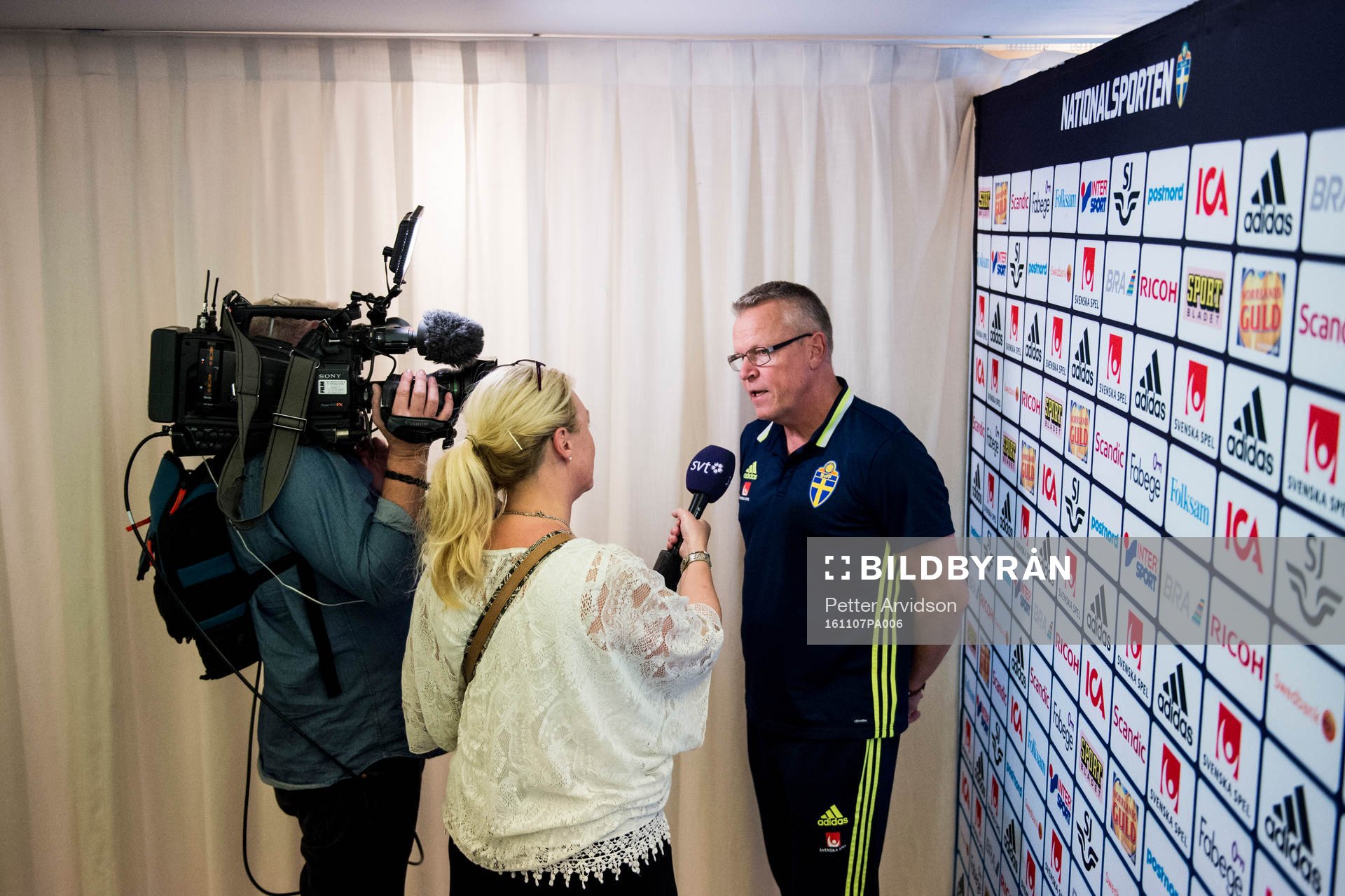 Sveriges förbundskapten Janne Andersson blir intervjuad