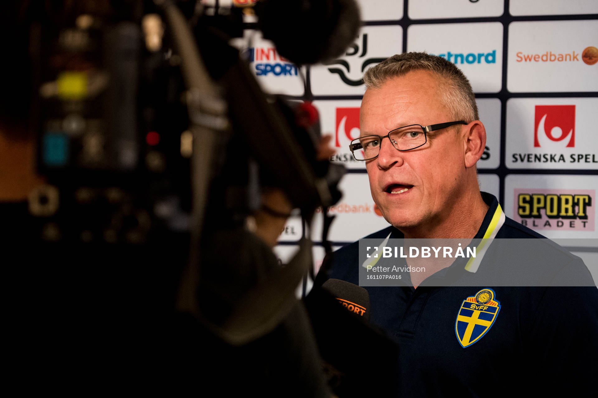 Sveriges förbundskapten Janne Andersson blir intervjuad