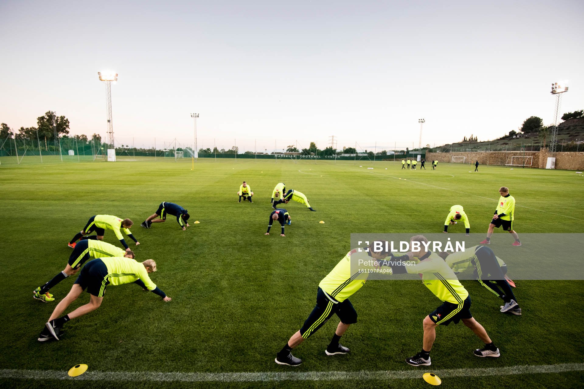 Sveriges spelare stretchar under en träning med Sveriges fotbollslandslag den 7 november 2016 i Marbella.