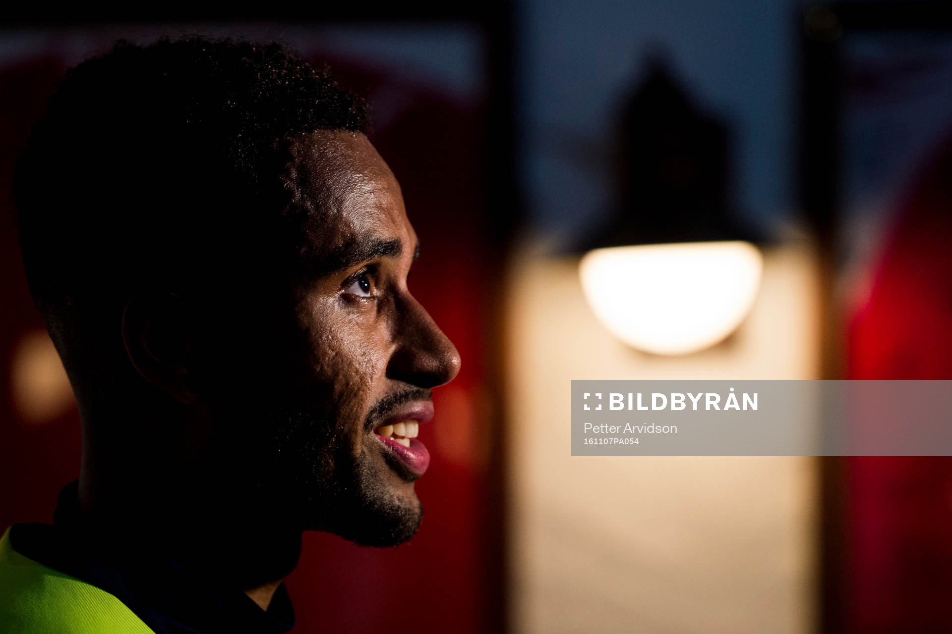 Isaac Kiese Thelin under en mixed zone efter en träning med Sveriges fotbollslandslag den 7 november 2016 i Marbella.
