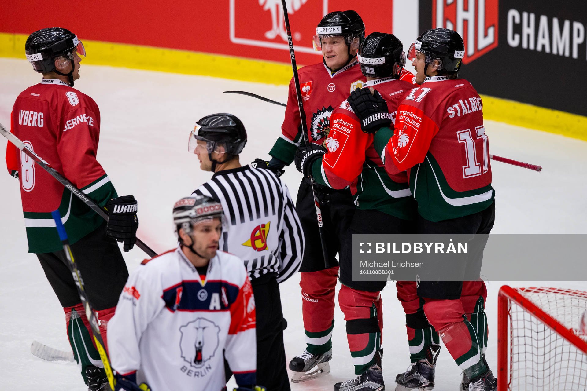 Frölundas Carl Grundström jublar och omfamnas