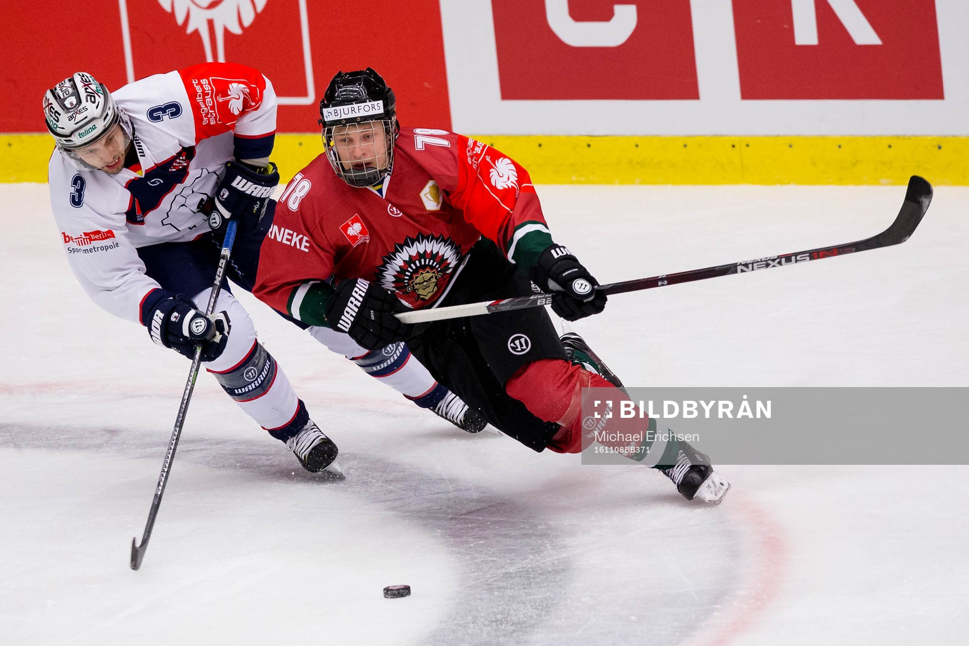 Frölundas Kristian Vesalainen före Eisbären Berlins