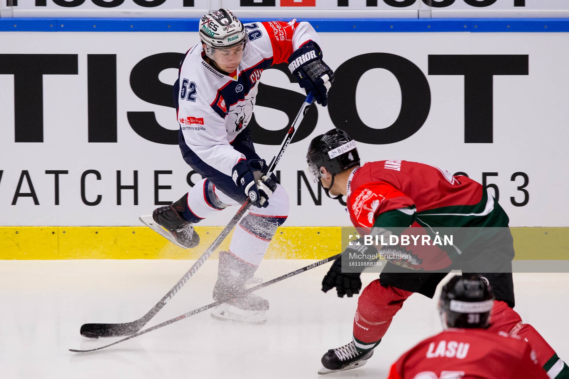 Eisbären Berlins Sven Ziegler mot Frölundas Jacob Larsson