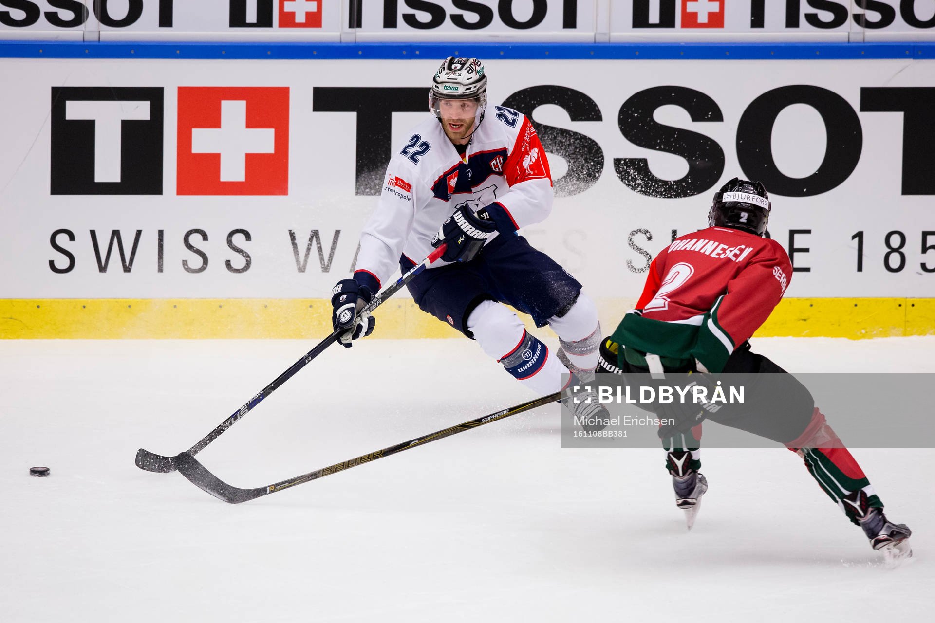 Eisbären Berlins Barry Tallackson mot Frölundas Johannes
