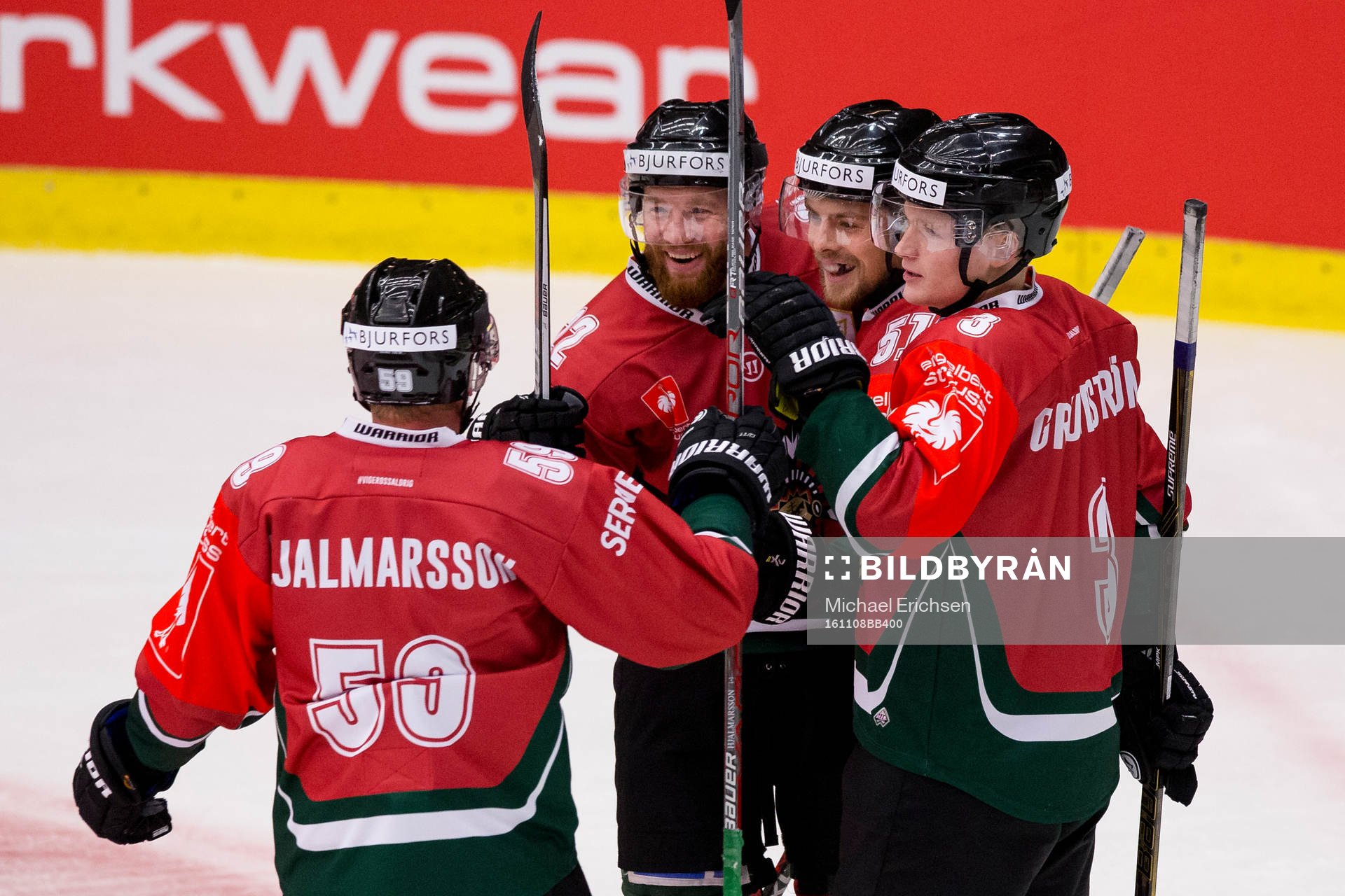 Frölundas Mats Rosseli Olsen omfamnas av Robin Figren och