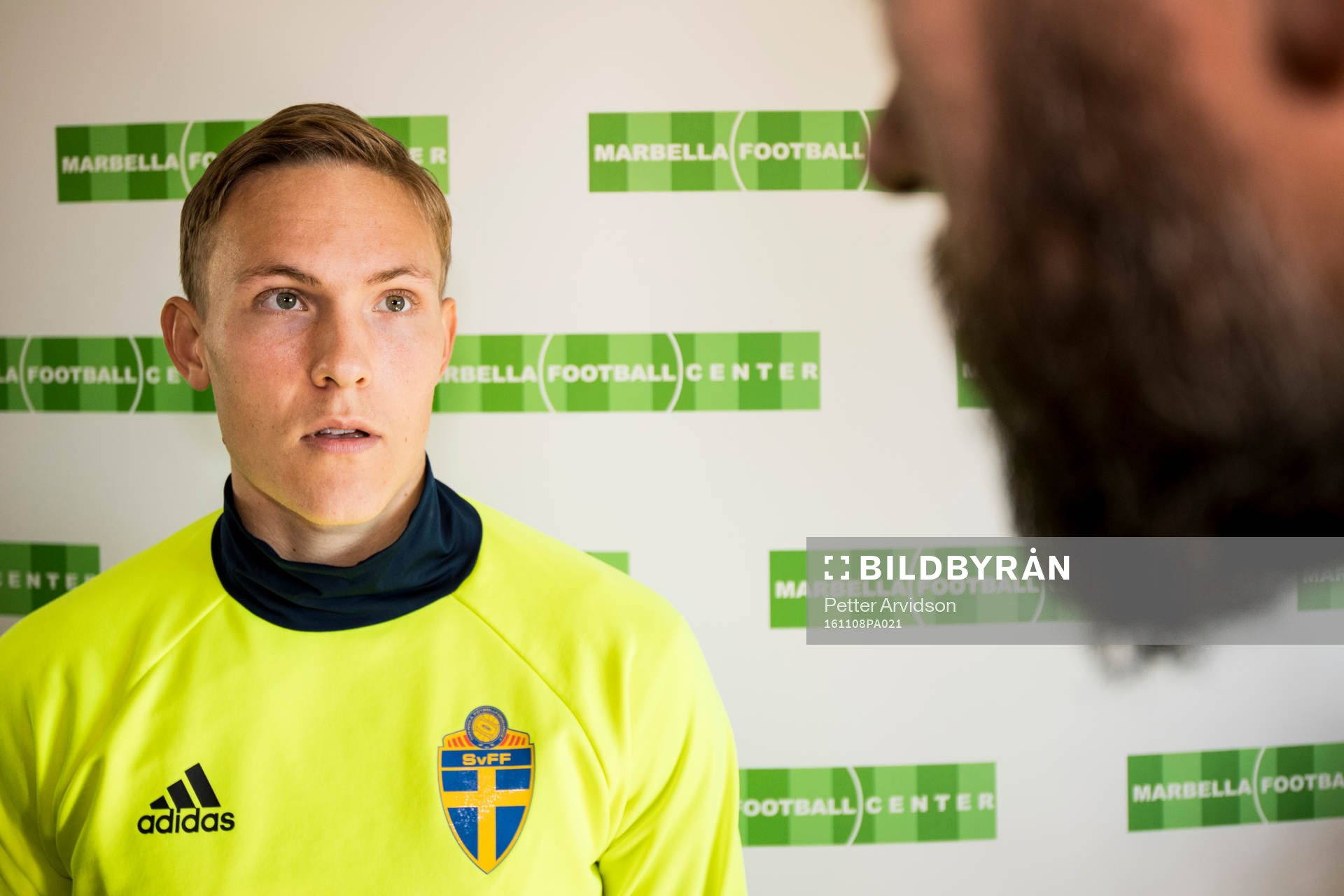 Ludwig Augustinsson blir intervjuad i mixed zone