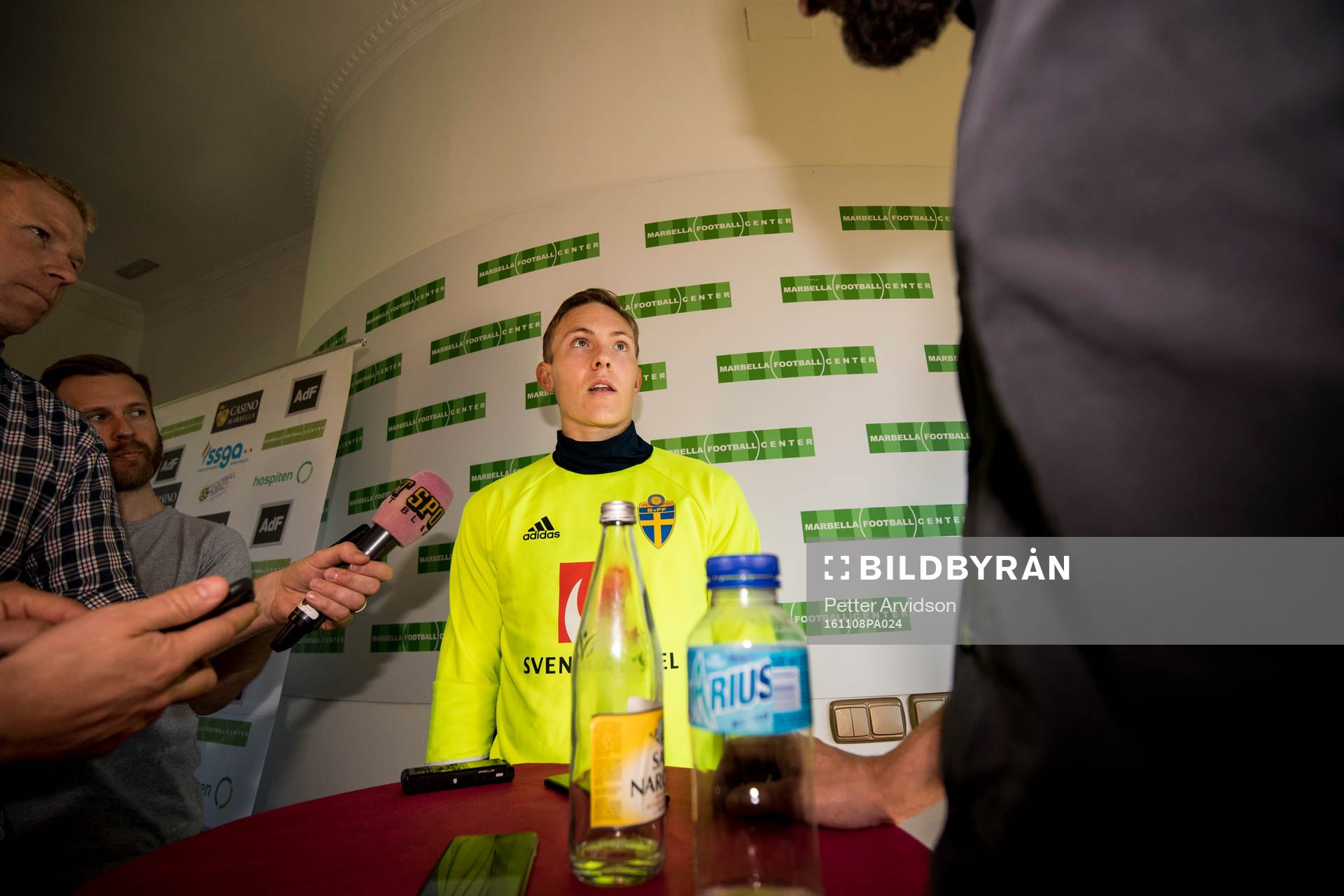 Ludwig Augustinsson blir intervjuad i mixed zone