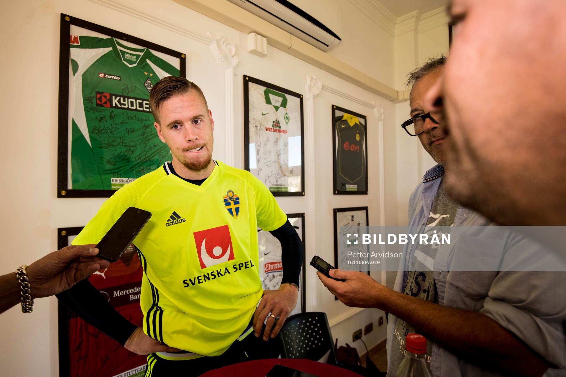 Pontus Jansson blir intervjuad i mixed zone