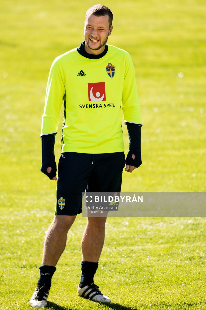 Jakob Johansson skrattar