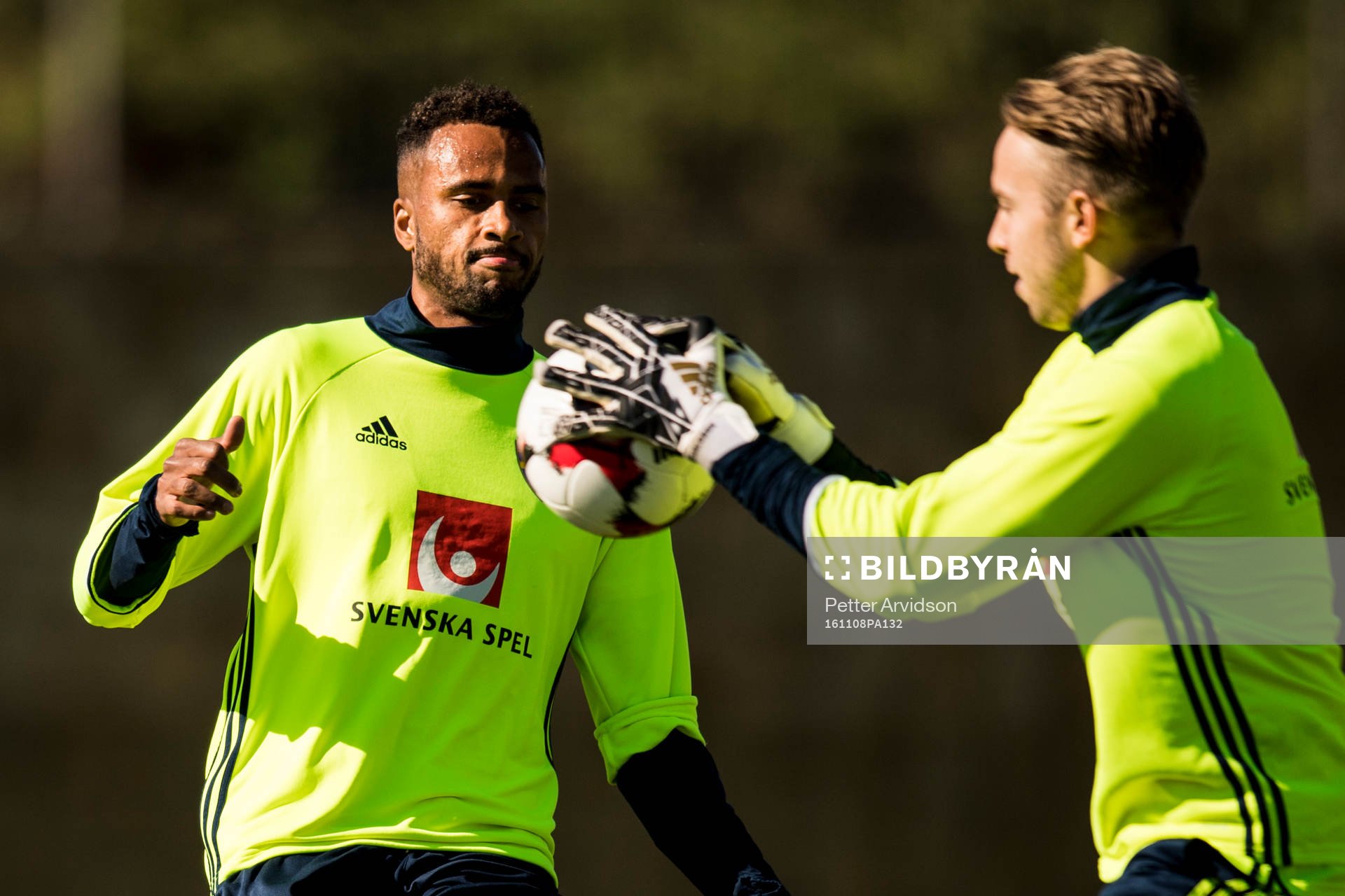 Isaac Kiese Thelin och målvakt Patrik Carlgren