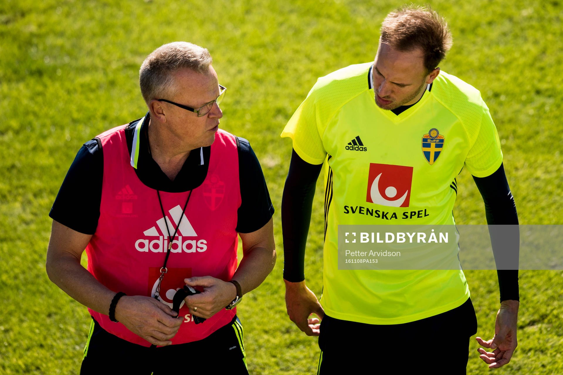 Förbundskapten Janne Andersson i samtal med Andreas