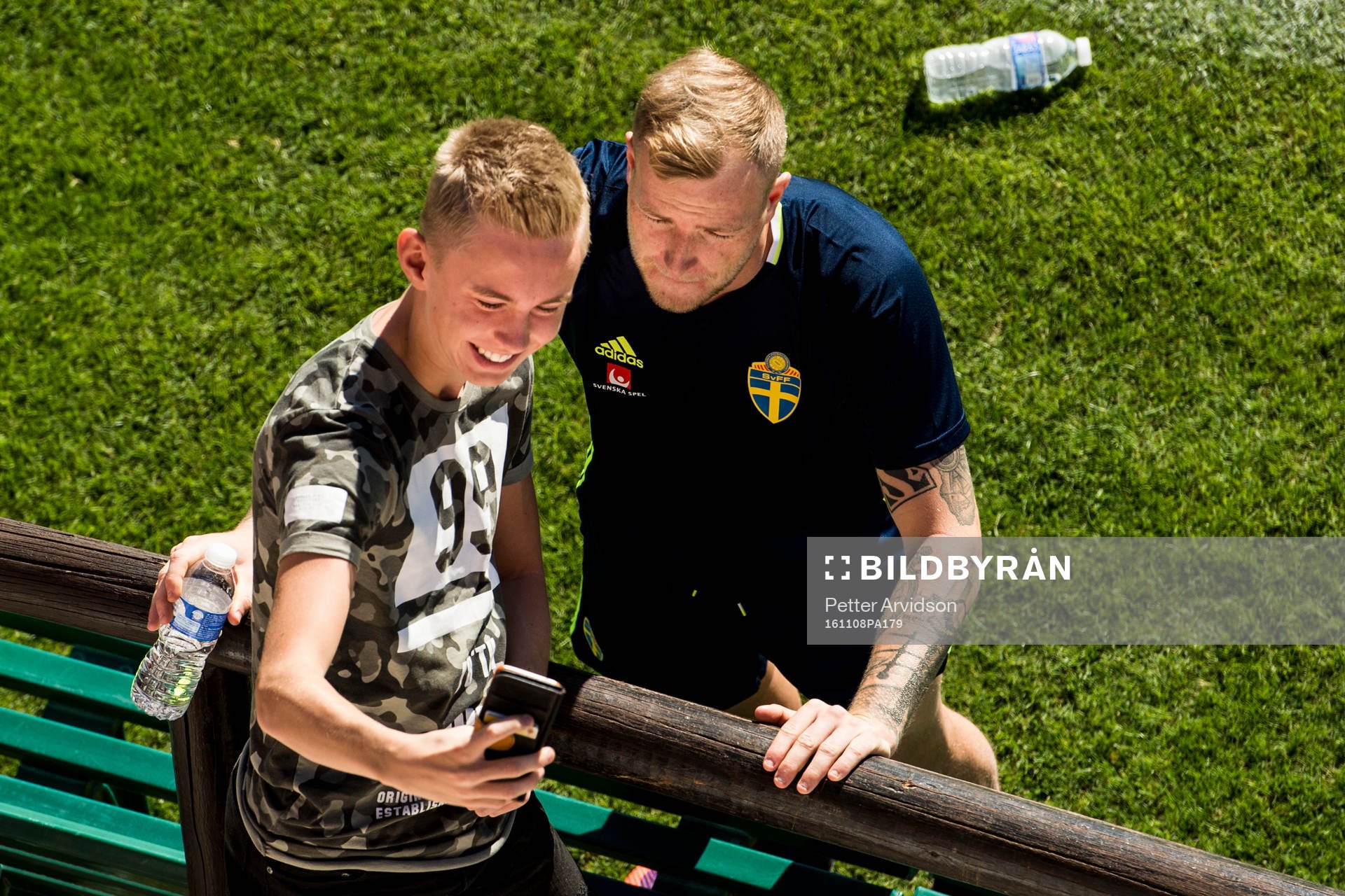 John Guidetti tar bild med en ung supporter