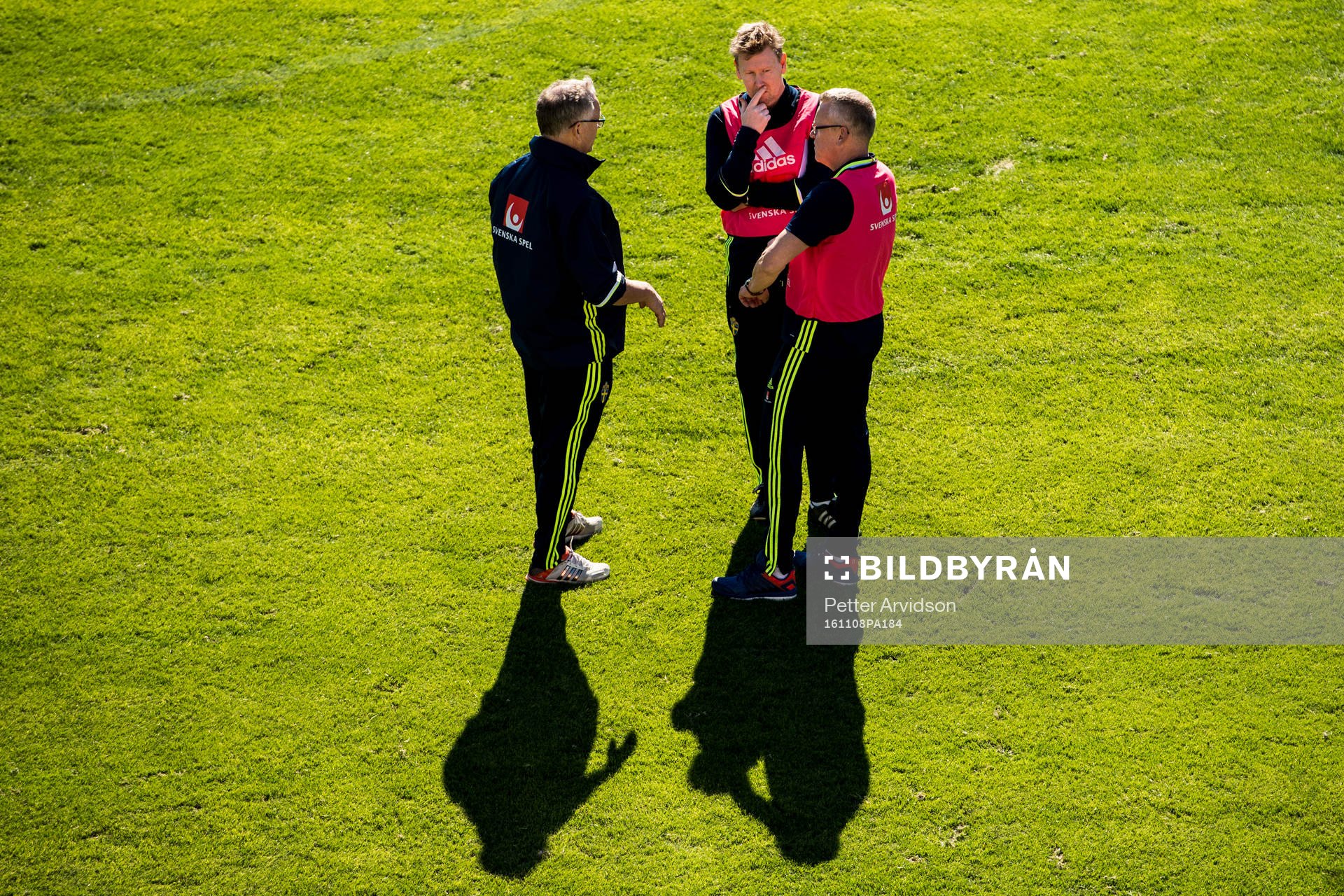 Rådgivare Lars Lagerbäck, assisterande förbundskapten Peter Wettergren och förbundskapten Janne Andersson i samtal under en träning med Sveriges fotbollslandslag den 8 november 2016 i Marbella.