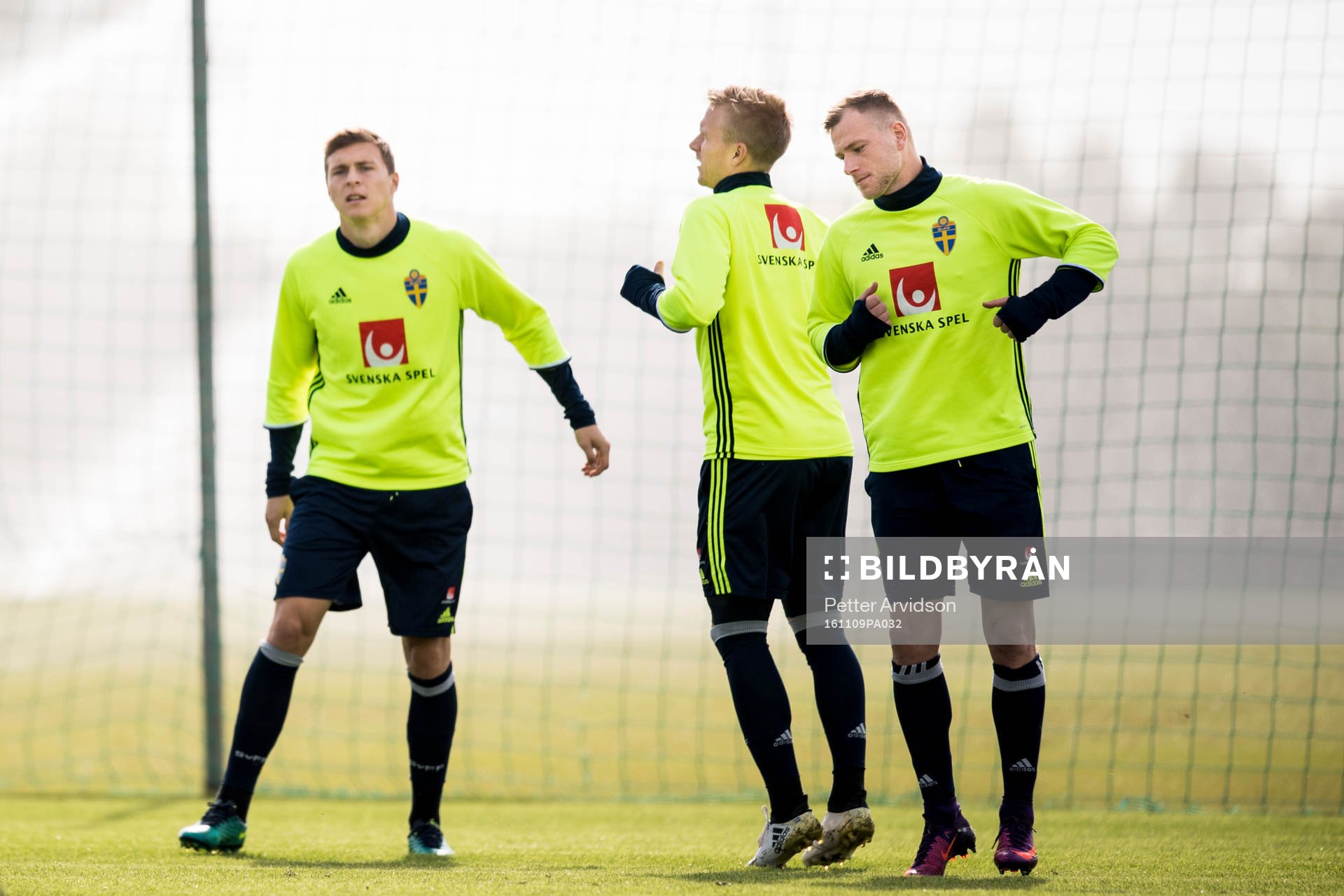 Victor Nilsson Lindelöf, Oscar Wendt och John Guidetti under en träning med Sveriges fotbollslandslag den 9 november 2016 i Marbella.