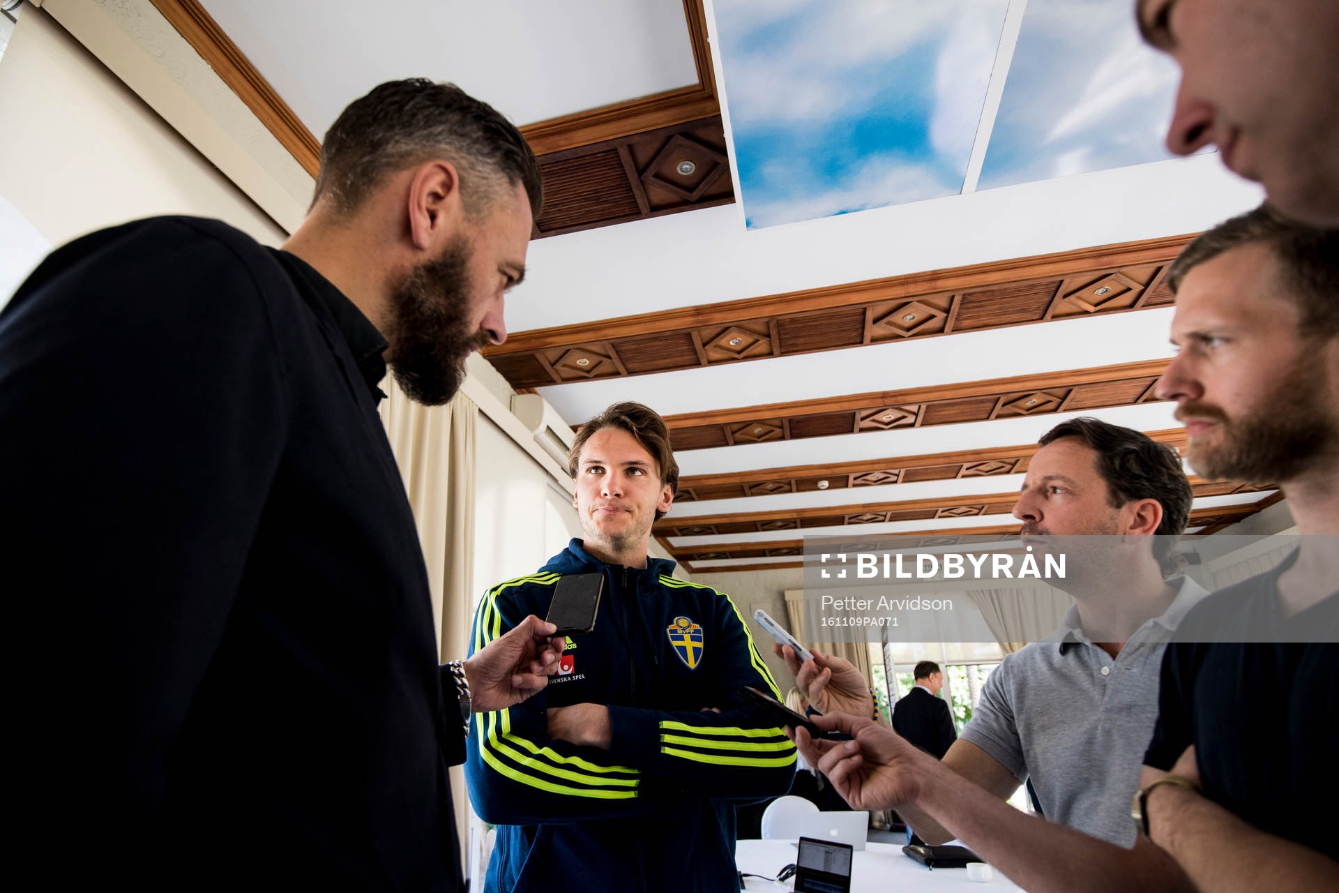 Albin Ekdal blir intervjuad i mixed zone efter en träning med Sveriges fotbollslandslag den 9 november 2016 i Marbella.