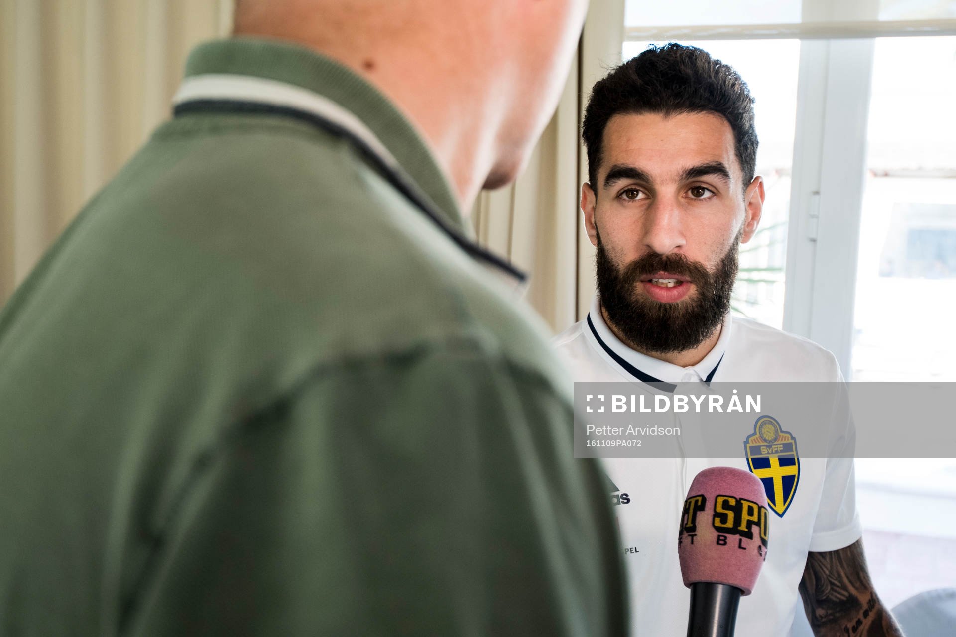 Jimmy Durmaz blir intervjuad i mixed zone efter en träning med Sveriges fotbollslandslag den 9 november 2016 i Marbella.