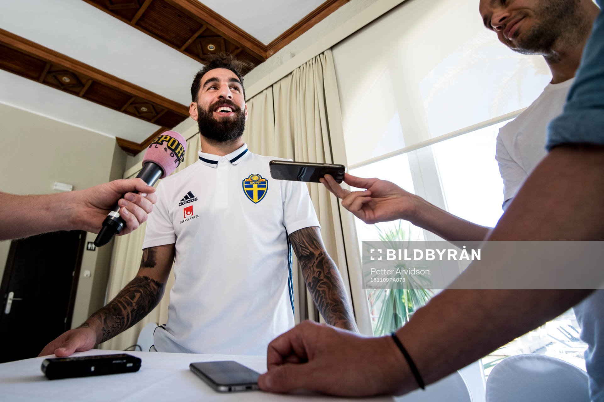 Jimmy Durmaz blir intervjuad i mixed zone efter en träning med Sveriges fotbollslandslag den 9 november 2016 i Marbella.