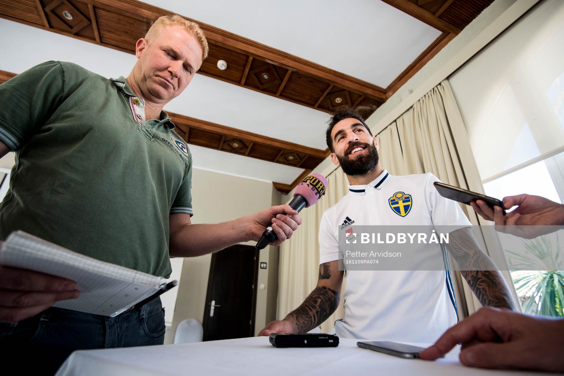 Jimmy Durmaz blir intervjuad i mixed zone efter en träning med Sveriges fotbollslandslag den 9 november 2016 i Marbella.
