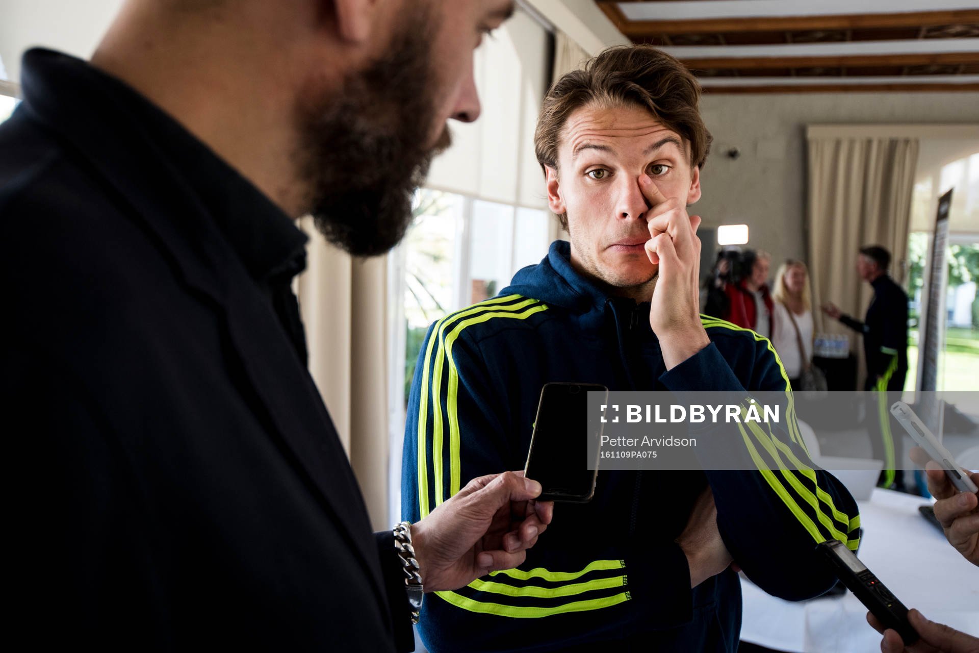 Albin Ekdal blir intervjuad i mixed zone efter en träning med Sveriges fotbollslandslag den 9 november 2016 i Marbella.