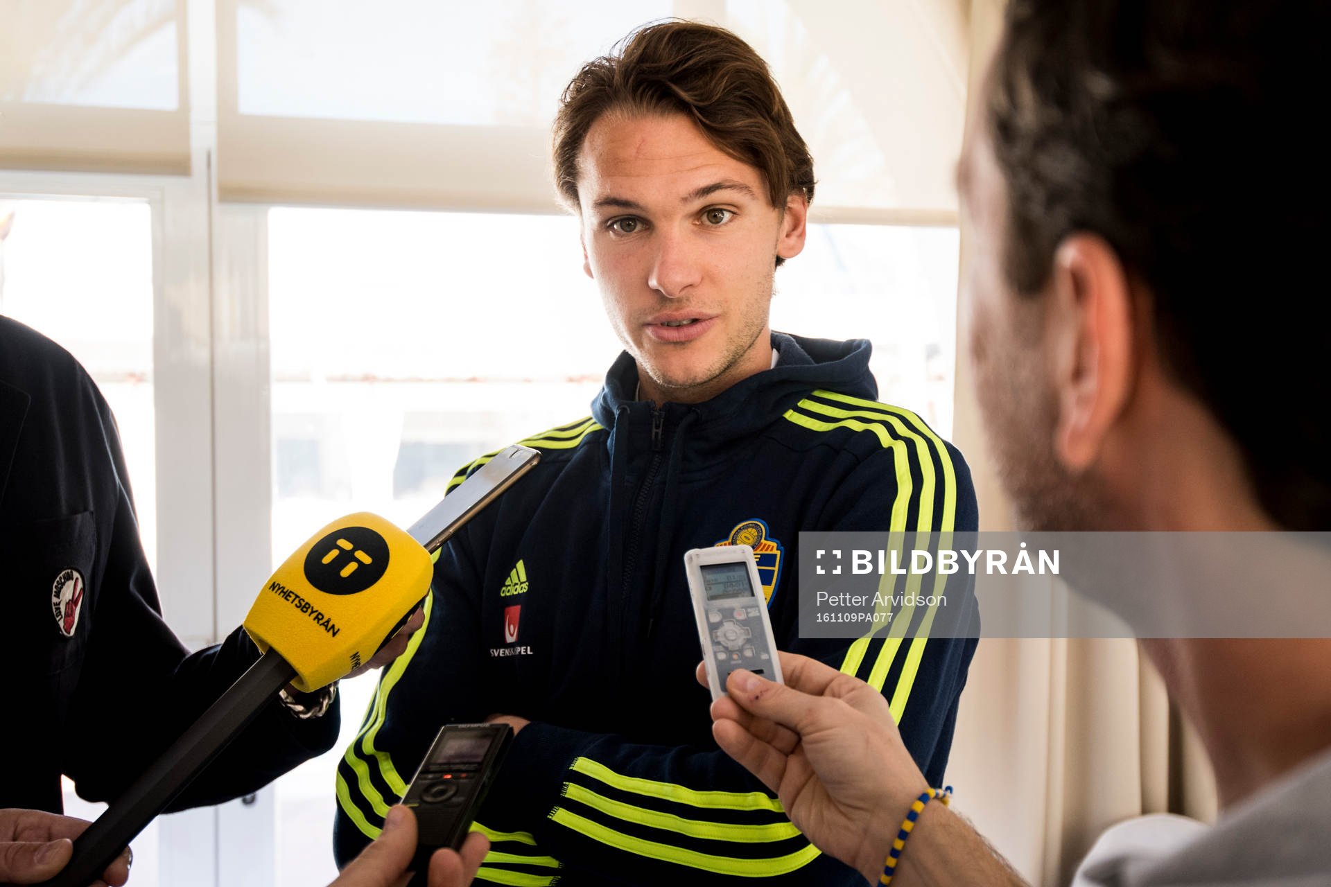 Albin Ekdal  blir intervjuad i mixed zone efter en träning med Sveriges fotbollslandslag den 9 november 2016 i Marbella.