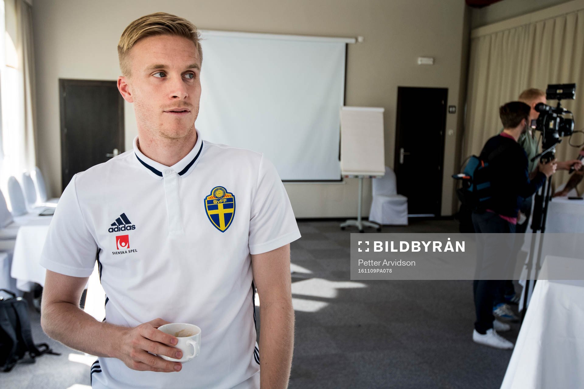 Oscar Wendt i mixed zone efter en träning med Sveriges fotbollslandslag den 9 november 2016 i Marbella.