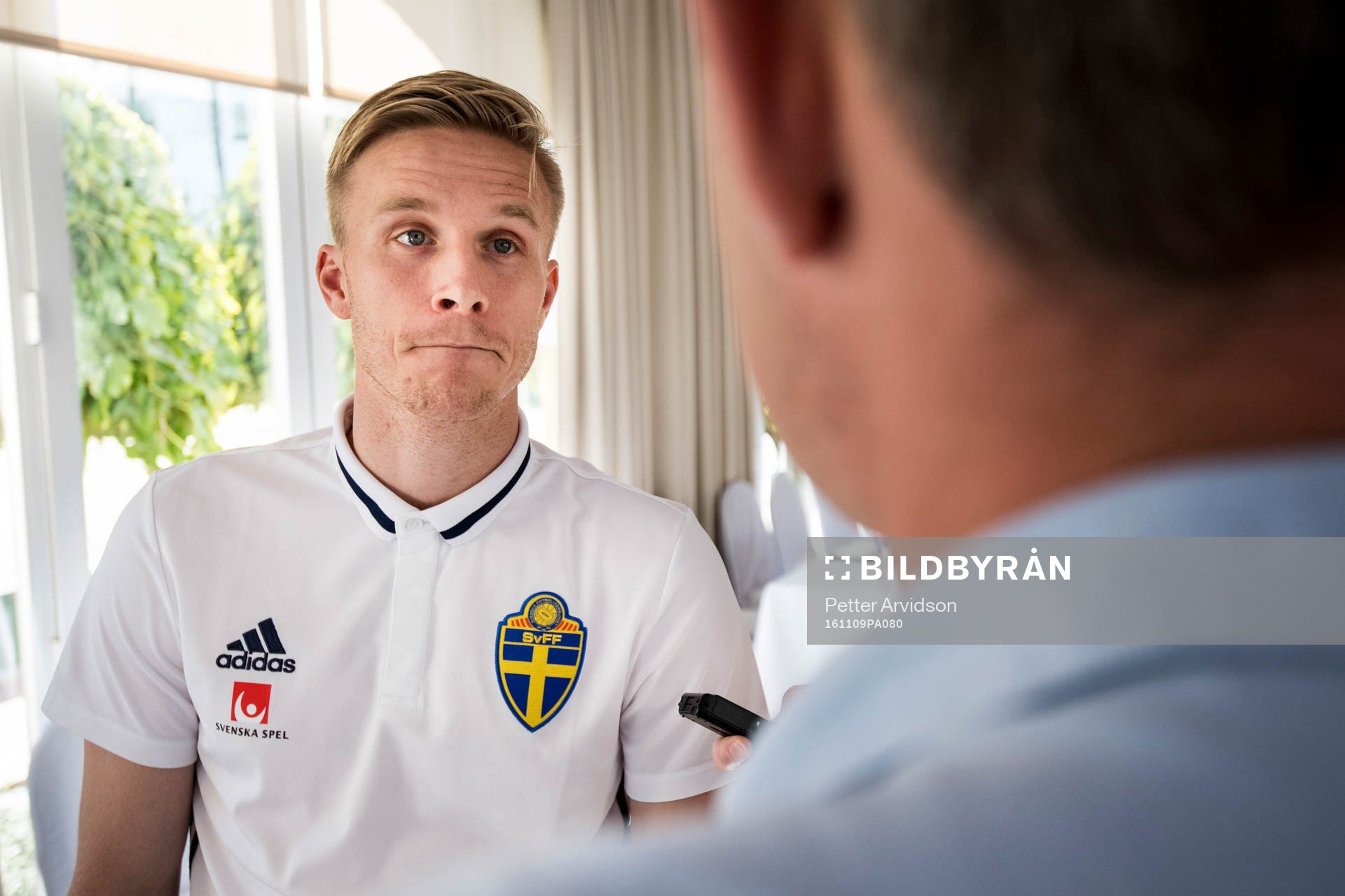 Oscar Wendt blir intervjuad i mixed zone efter en träning med Sveriges fotbollslandslag den 9 november 2016 i Marbella.