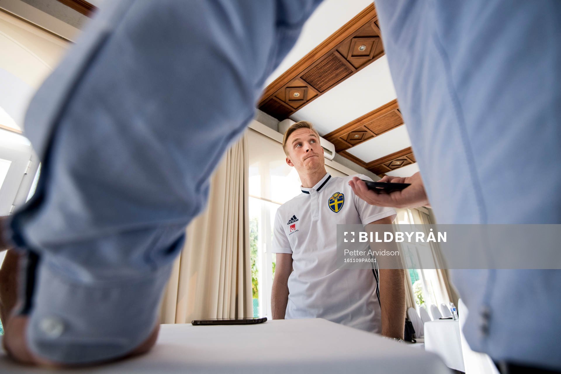 Oscar Wendt blir intervjuad i mixed zone efter en träning med Sveriges fotbollslandslag den 9 november 2016 i Marbella.