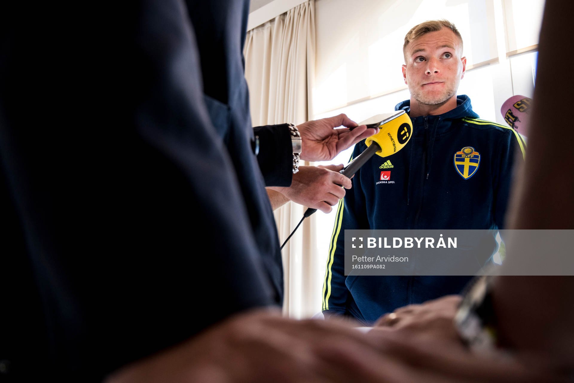 John Guidetti blir intervjuad i mixed zone efter en träning med Sveriges fotbollslandslag den 9 november 2016 i Marbella.