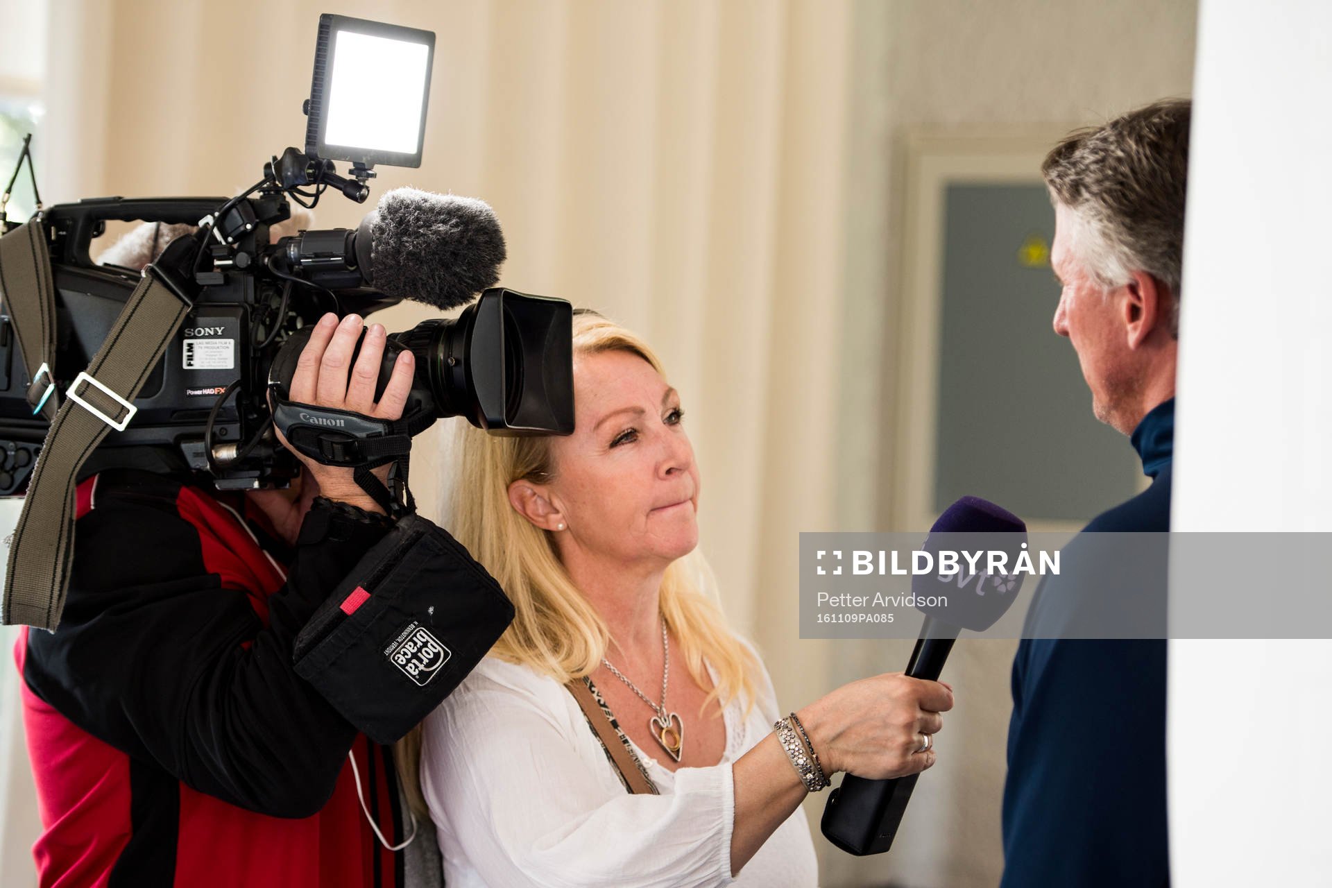 SVTs Jane Björck intervjuar säkerhetsansvarige Jan Gustavsson i mixed zone efter en träning med Sveriges fotbollslandslag den 9 november 2016 i Marbella.
