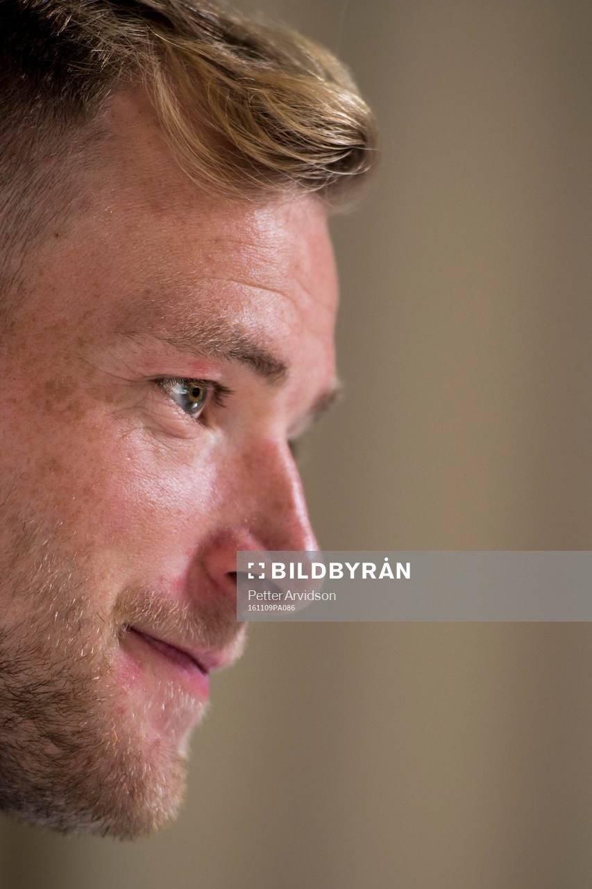 John Guidetti blir intervjuad i mixed zone efter en träning med Sveriges fotbollslandslag den 9 november 2016 i Marbella.