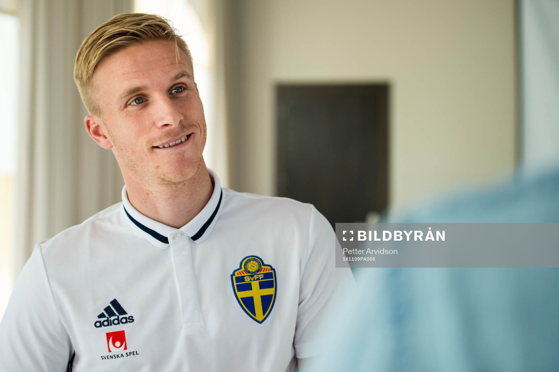 Oscar Wendt blir intervjuad i mixed zone efter en träning med Sveriges fotbollslandslag den 9 november 2016 i Marbella.