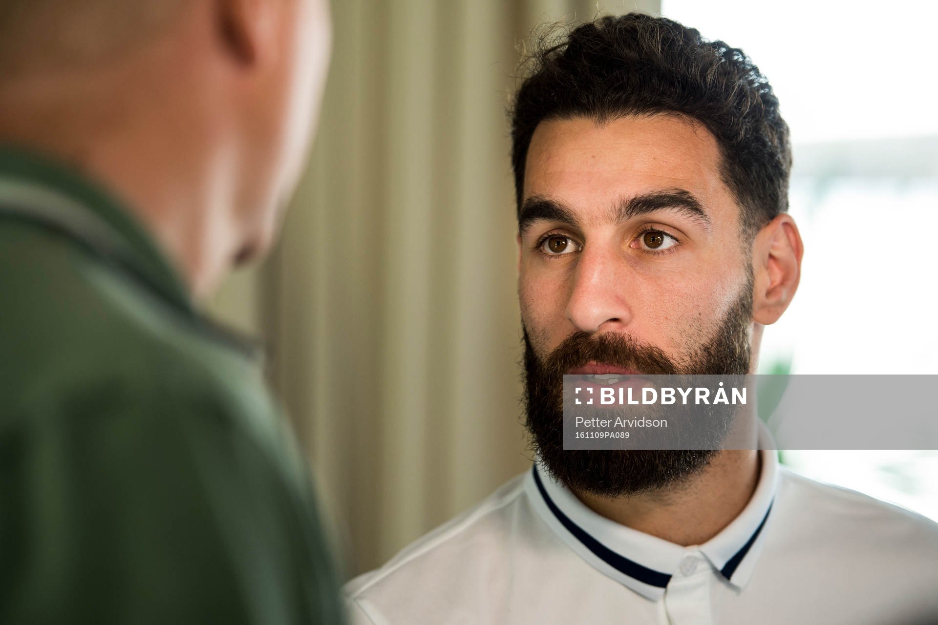 Jimmy Durmaz blir intervjuad i mixed zone efter en träning med Sveriges fotbollslandslag den 9 november 2016 i Marbella.